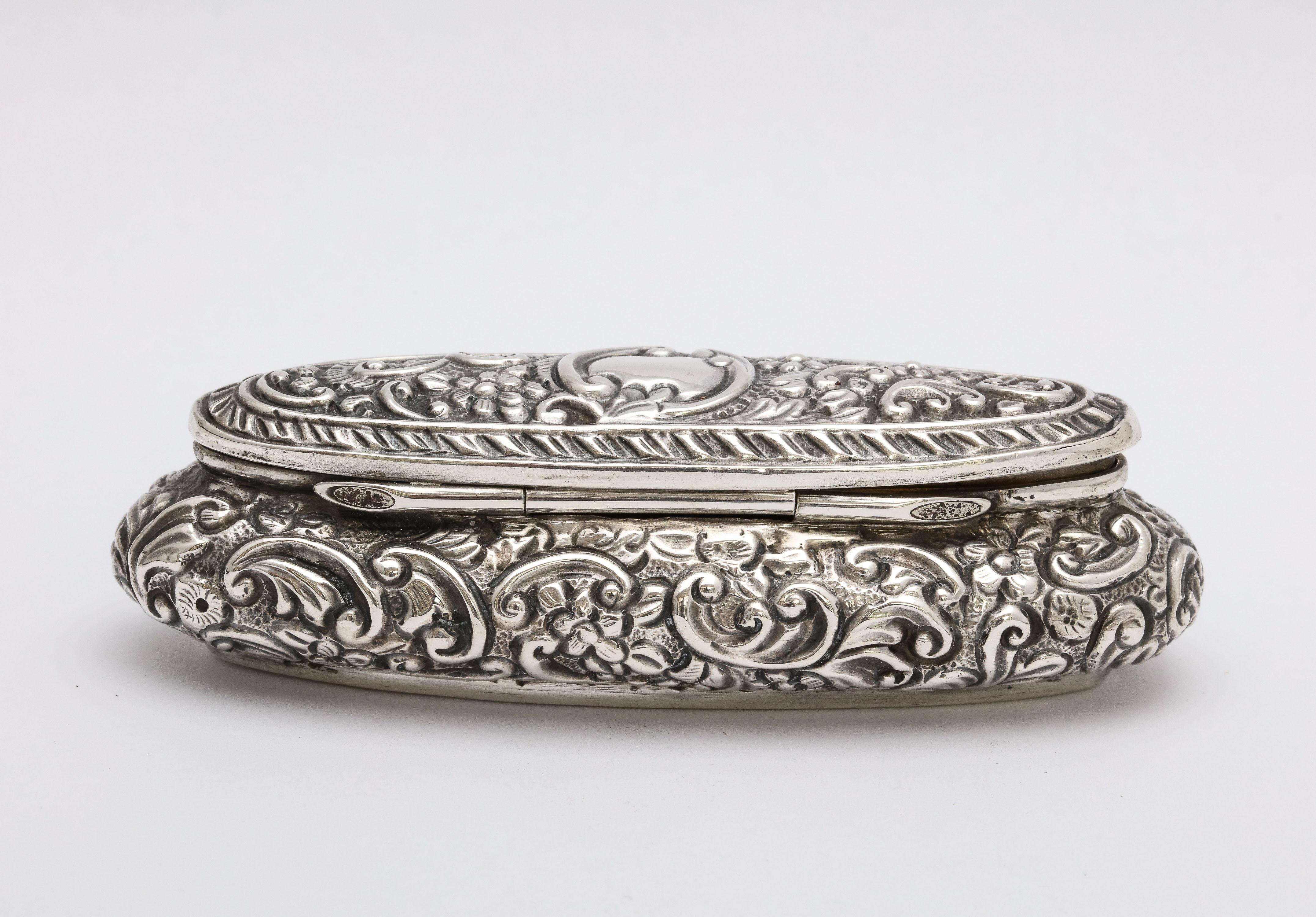 Edwardian Period Sterling Silver Oval Trinkets Box with Hinged Lid In Good Condition In New York, NY