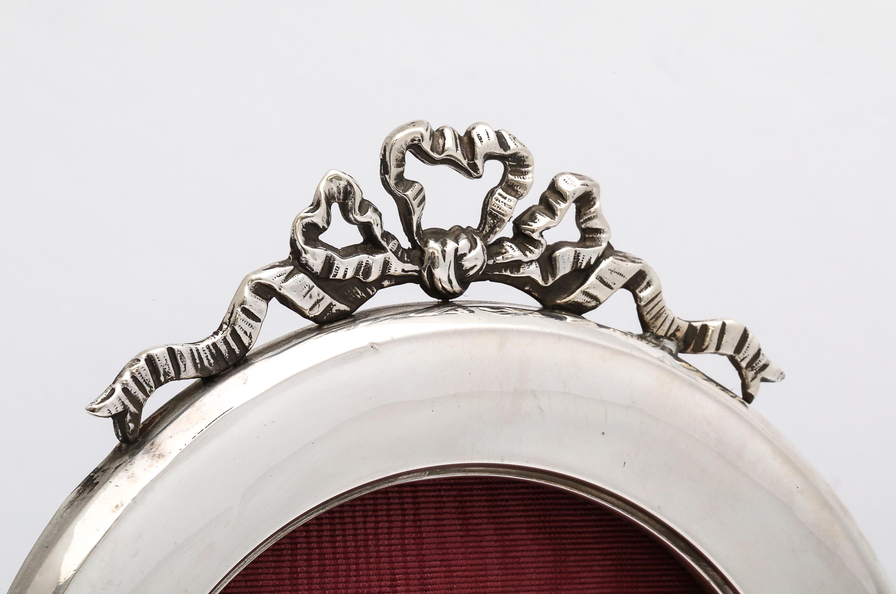 Cornice rotonda in argento sterling di epoca edoardiana con supporto in legno e fiocco di chiusura in vendita 3