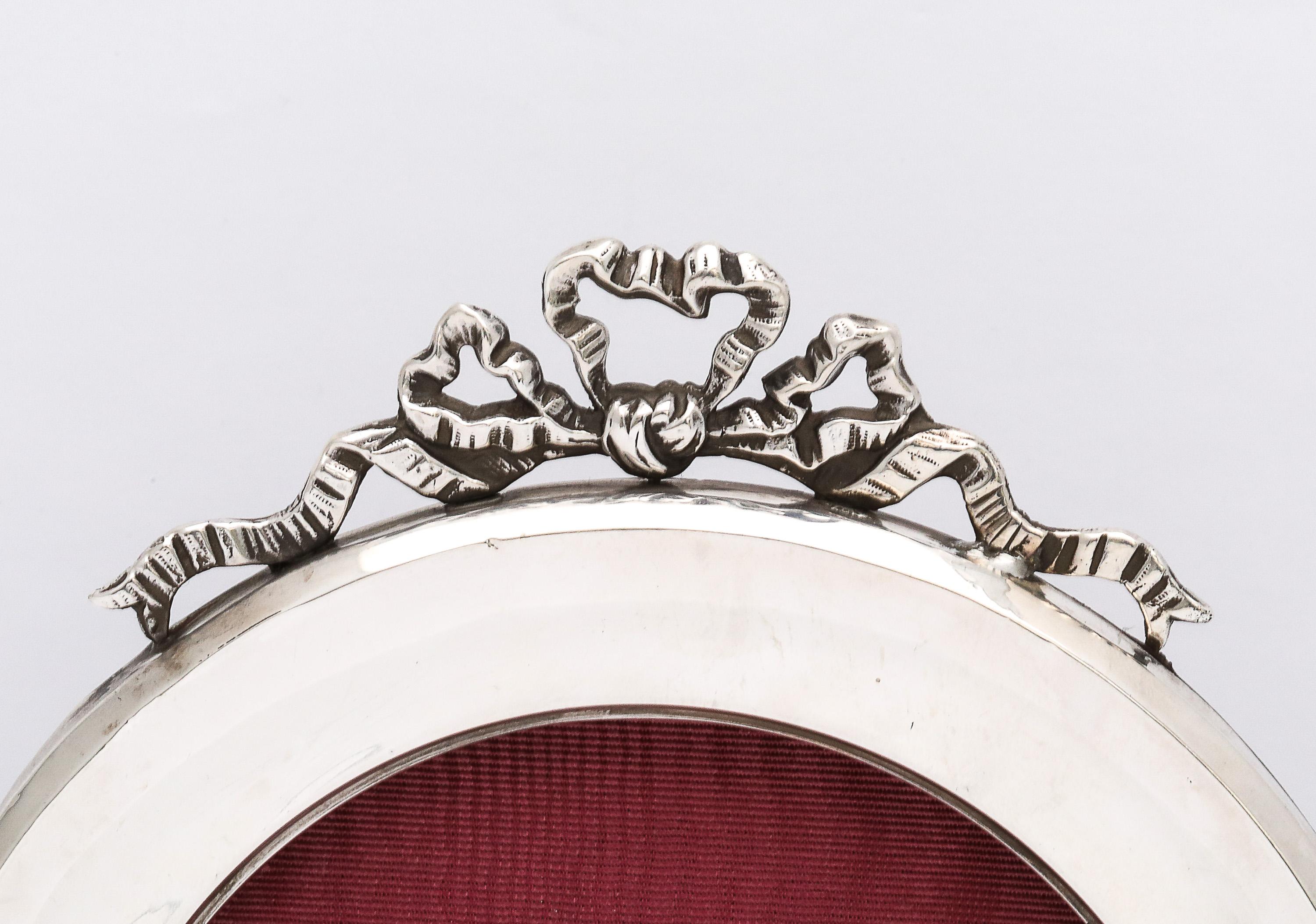 Edoardiano Cornice rotonda in argento sterling di epoca edoardiana con supporto in legno e fiocco di chiusura in vendita