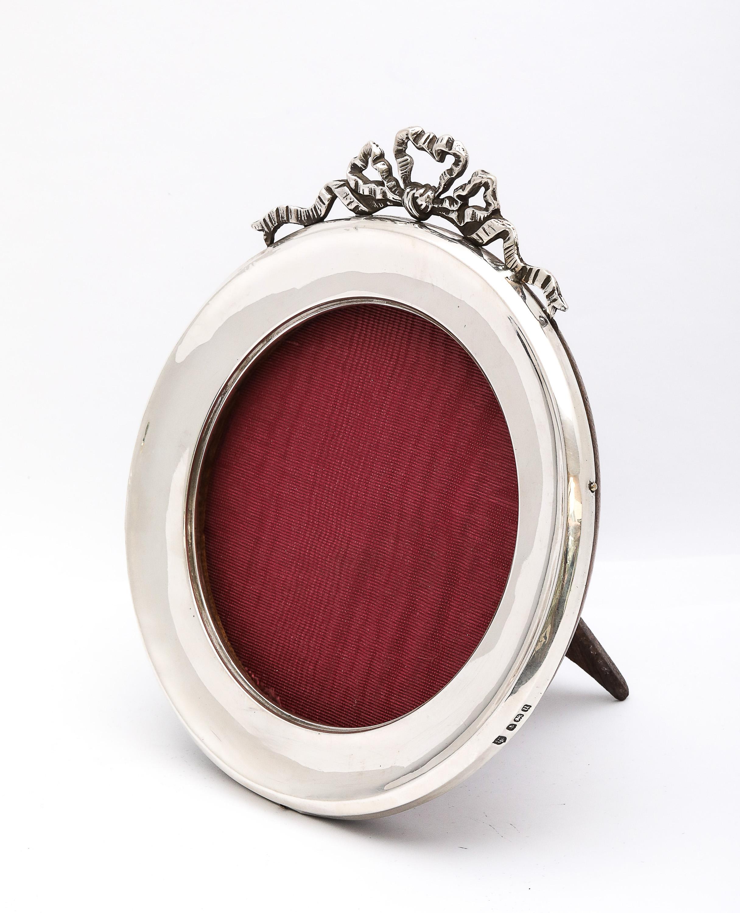 Inglese Cornice rotonda in argento sterling di epoca edoardiana con supporto in legno e fiocco di chiusura in vendita