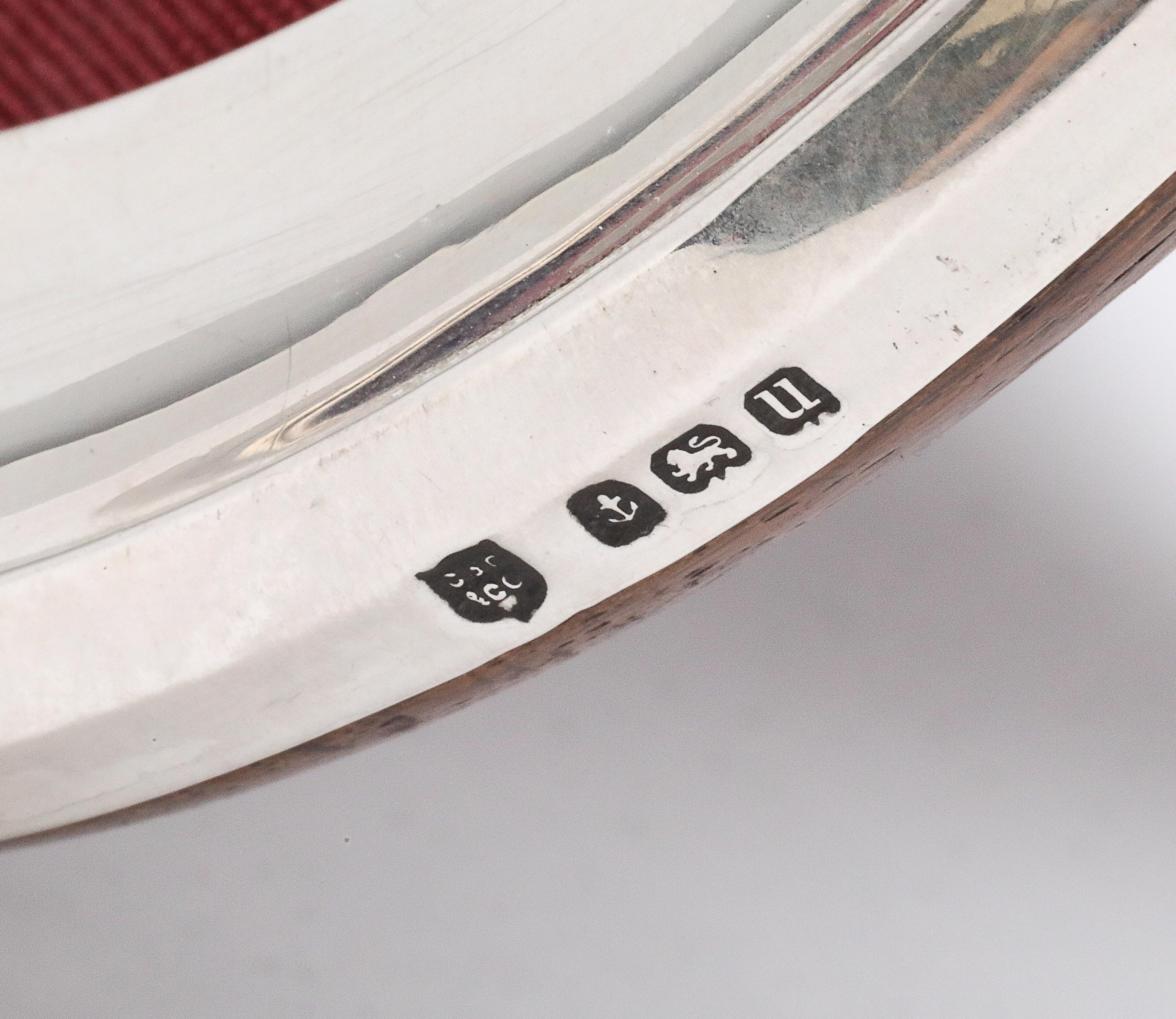 Cornice rotonda in argento sterling di epoca edoardiana con supporto in legno e fiocco di chiusura In condizioni buone in vendita a New York, NY