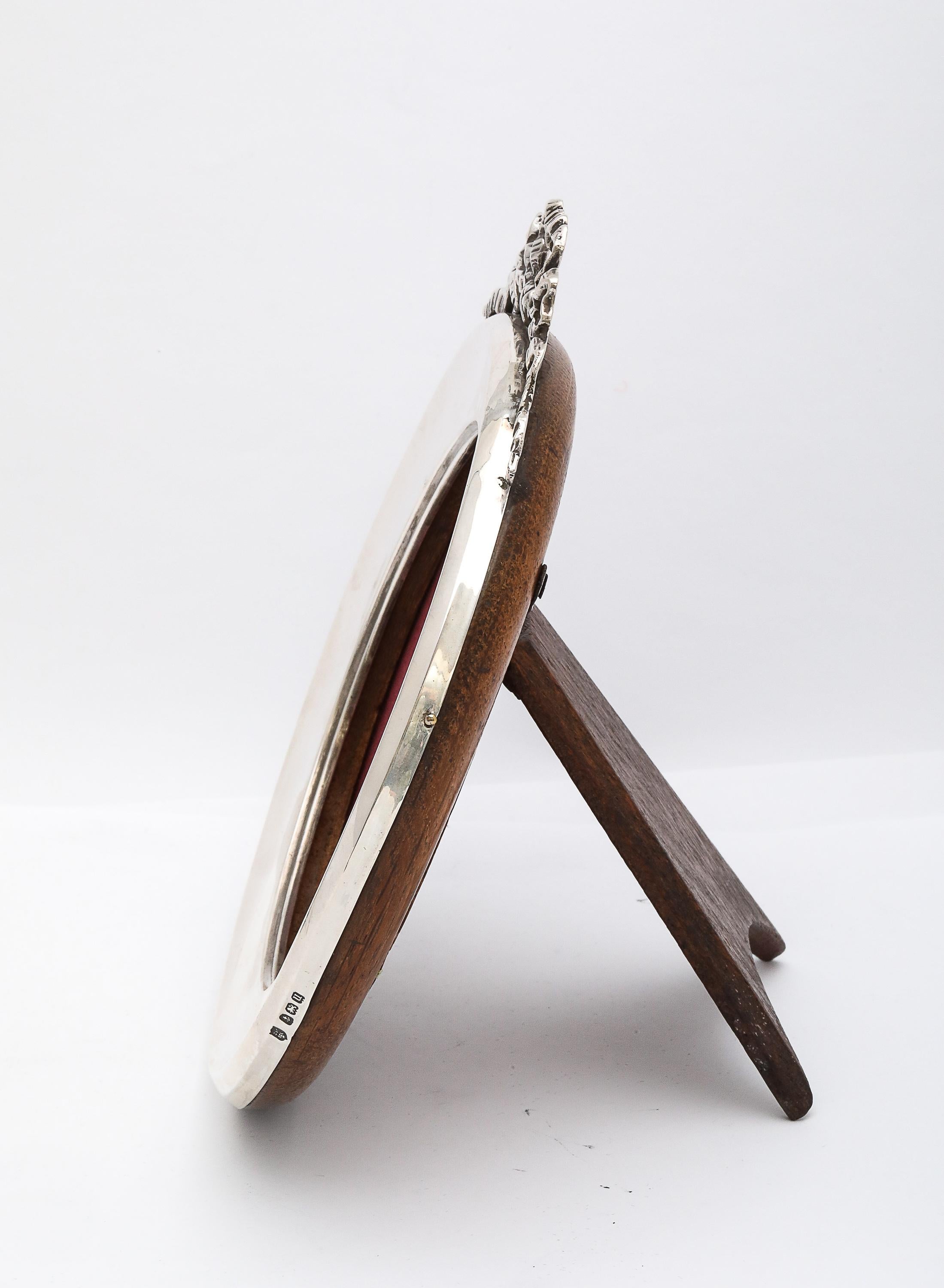 Inizio XX secolo Cornice rotonda in argento sterling di epoca edoardiana con supporto in legno e fiocco di chiusura in vendita