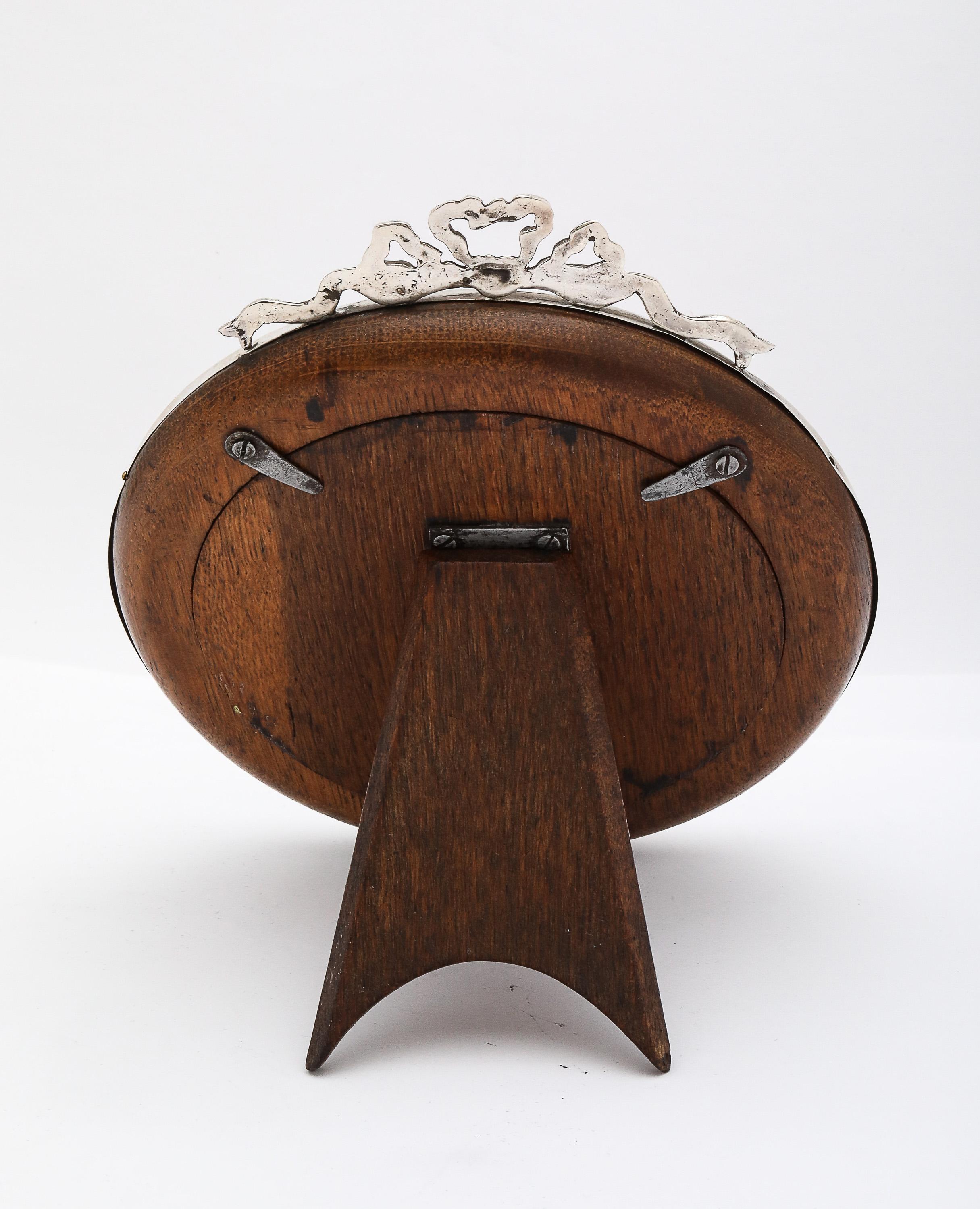 Argento 925 Cornice rotonda in argento sterling di epoca edoardiana con supporto in legno e fiocco di chiusura in vendita