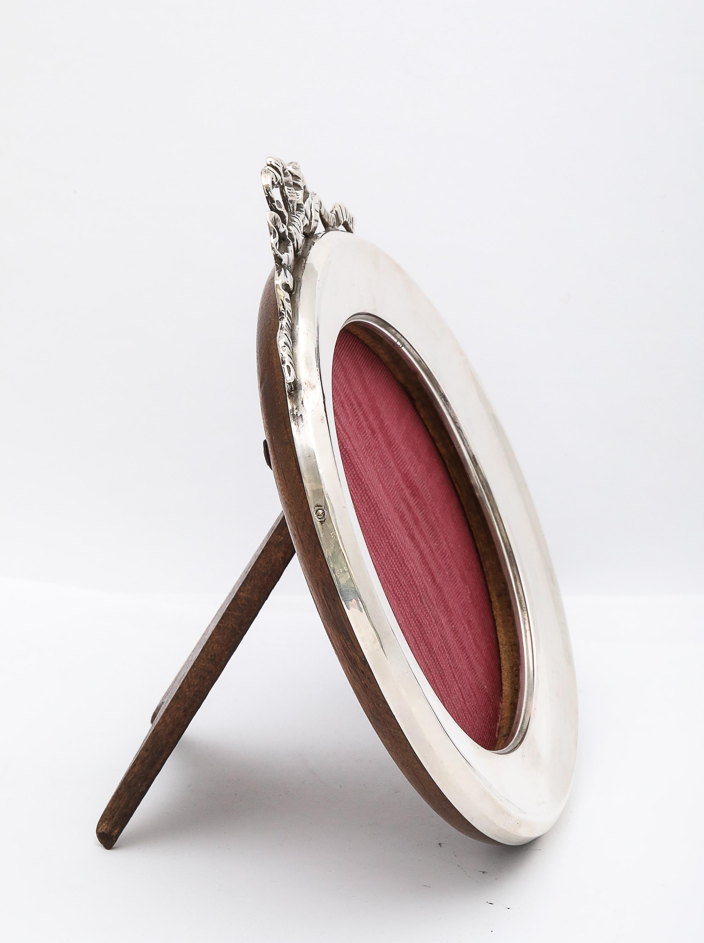 Cornice rotonda in argento sterling di epoca edoardiana con supporto in legno e fiocco di chiusura in vendita 1