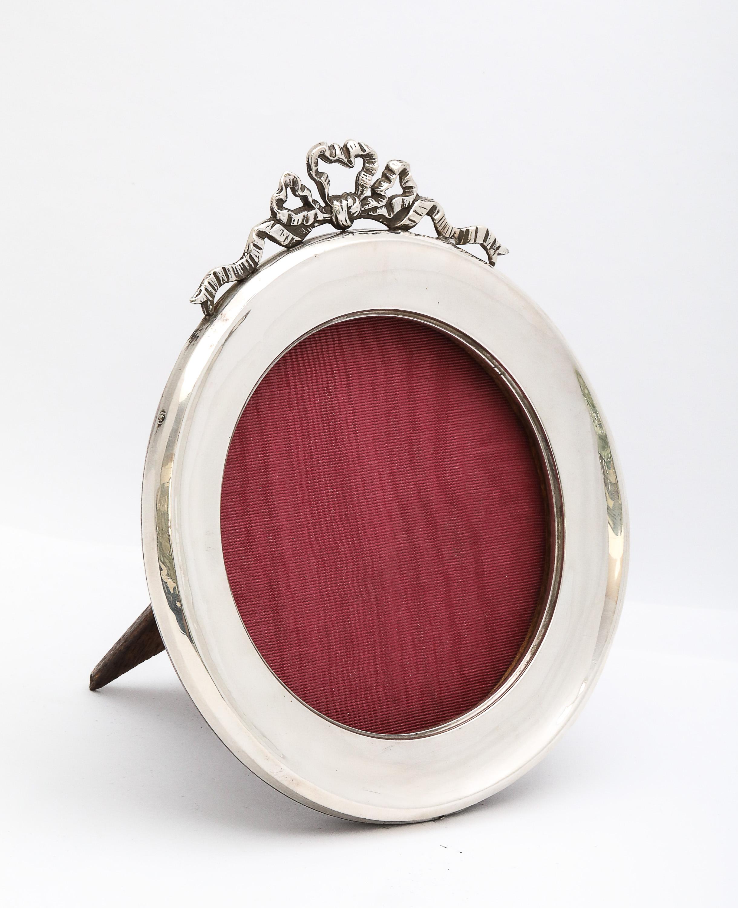 Cornice rotonda in argento sterling di epoca edoardiana con supporto in legno e fiocco di chiusura in vendita 2