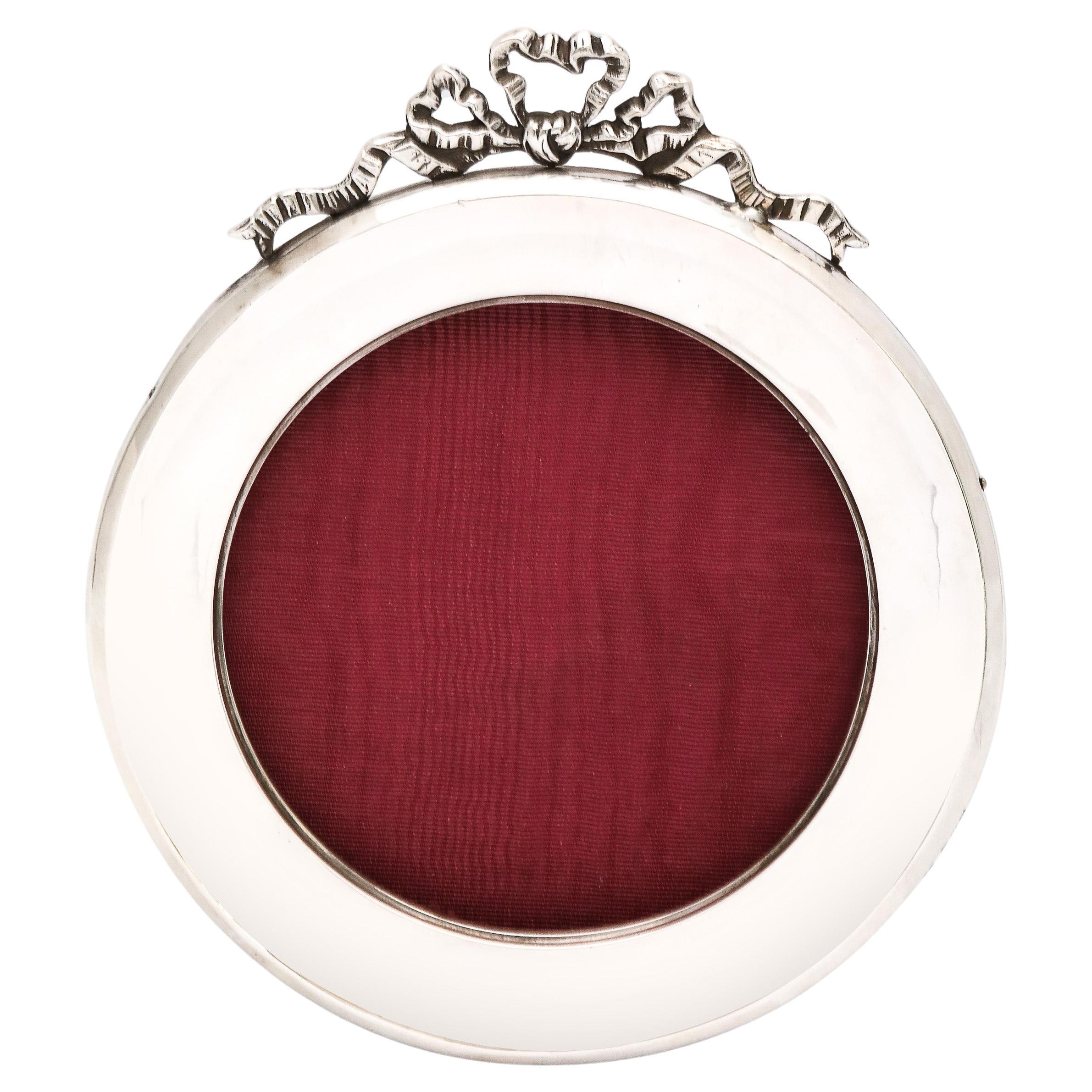 Cornice rotonda in argento sterling di epoca edoardiana con supporto in legno e fiocco di chiusura in vendita