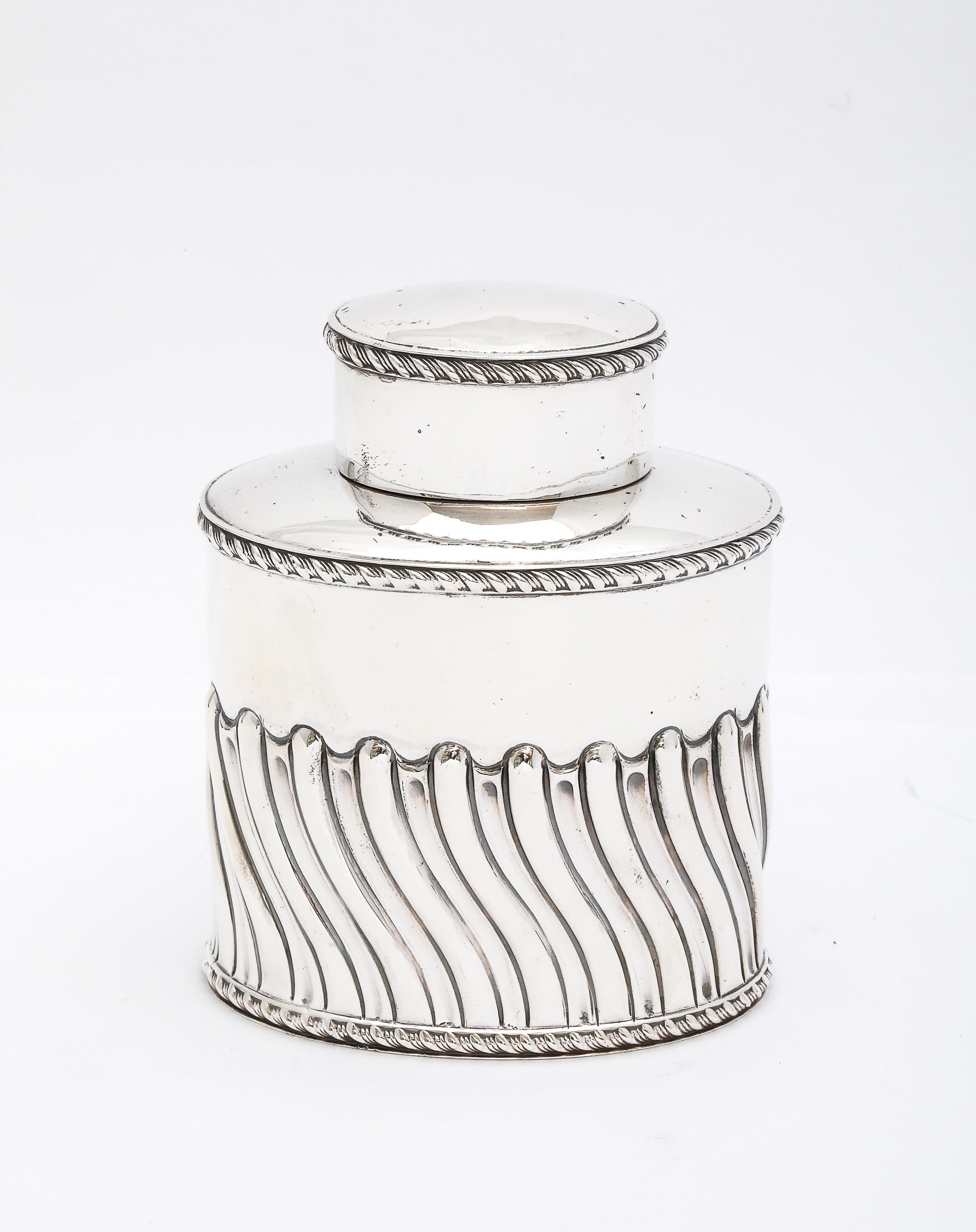 Teedose aus Sterlingsilber aus der Edwardianischen Periode, Sheffield, England, Jahrespunze 1903, Harry Wright Atkin - Hersteller. Maßnahmen 3 1/4 Zoll hoch x über 2 1/2 Zoll breit x 1 3/4 Zoll tief. Wiegt 2.4 Troy-Unzen. Der Deckel ist abnehmbar. 
