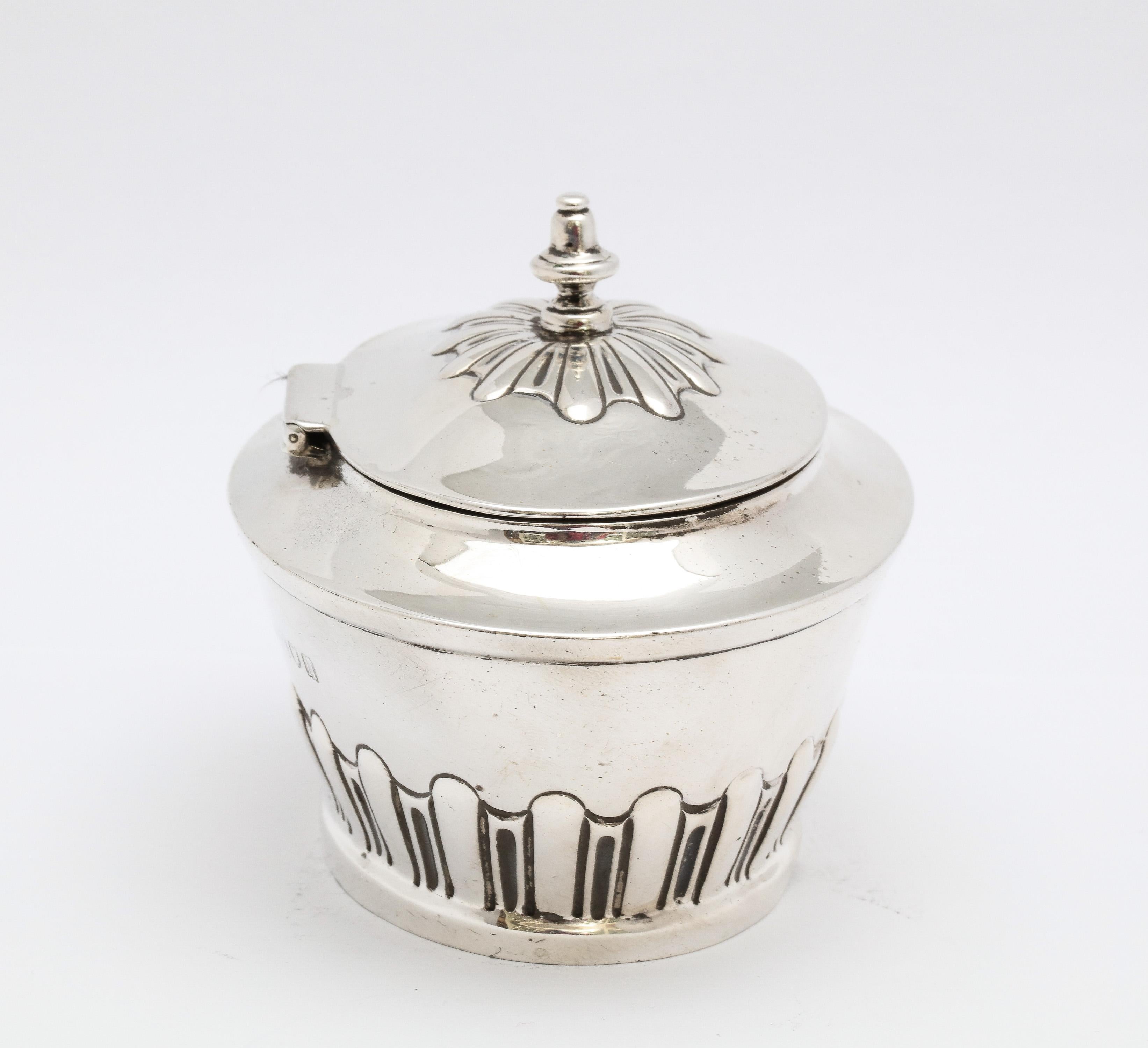 Anglais Caddie à thé en argent sterling de la période édouardienne avec couvercle à charnière en vente