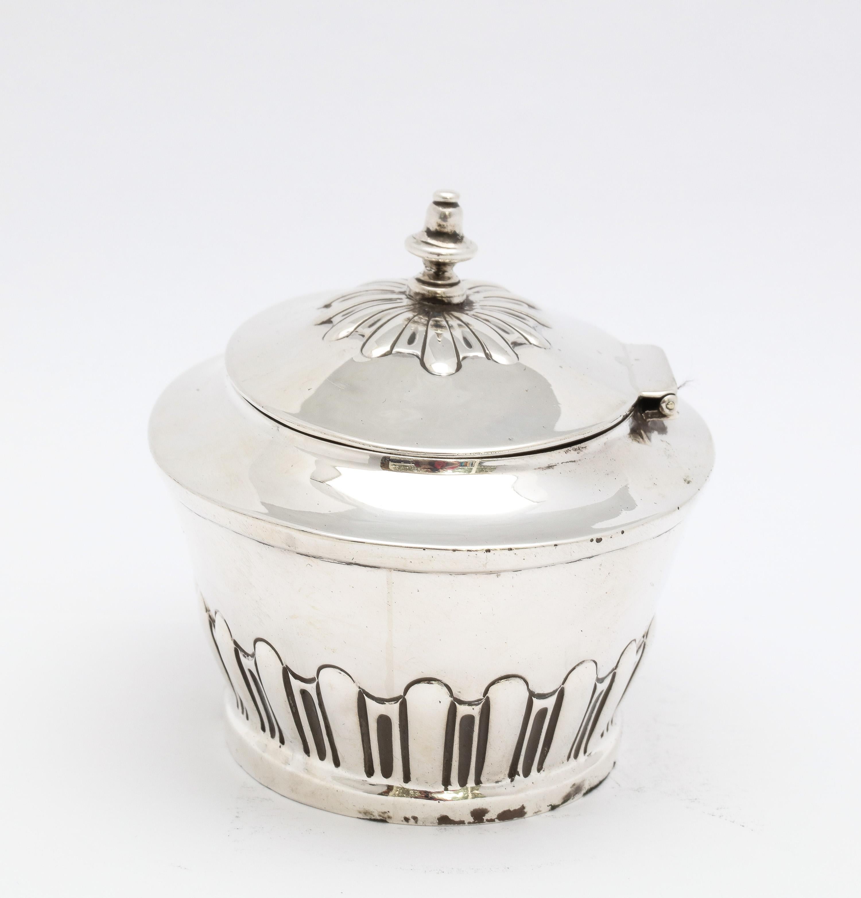 Début du 20ème siècle Caddie à thé en argent sterling de la période édouardienne avec couvercle à charnière en vente