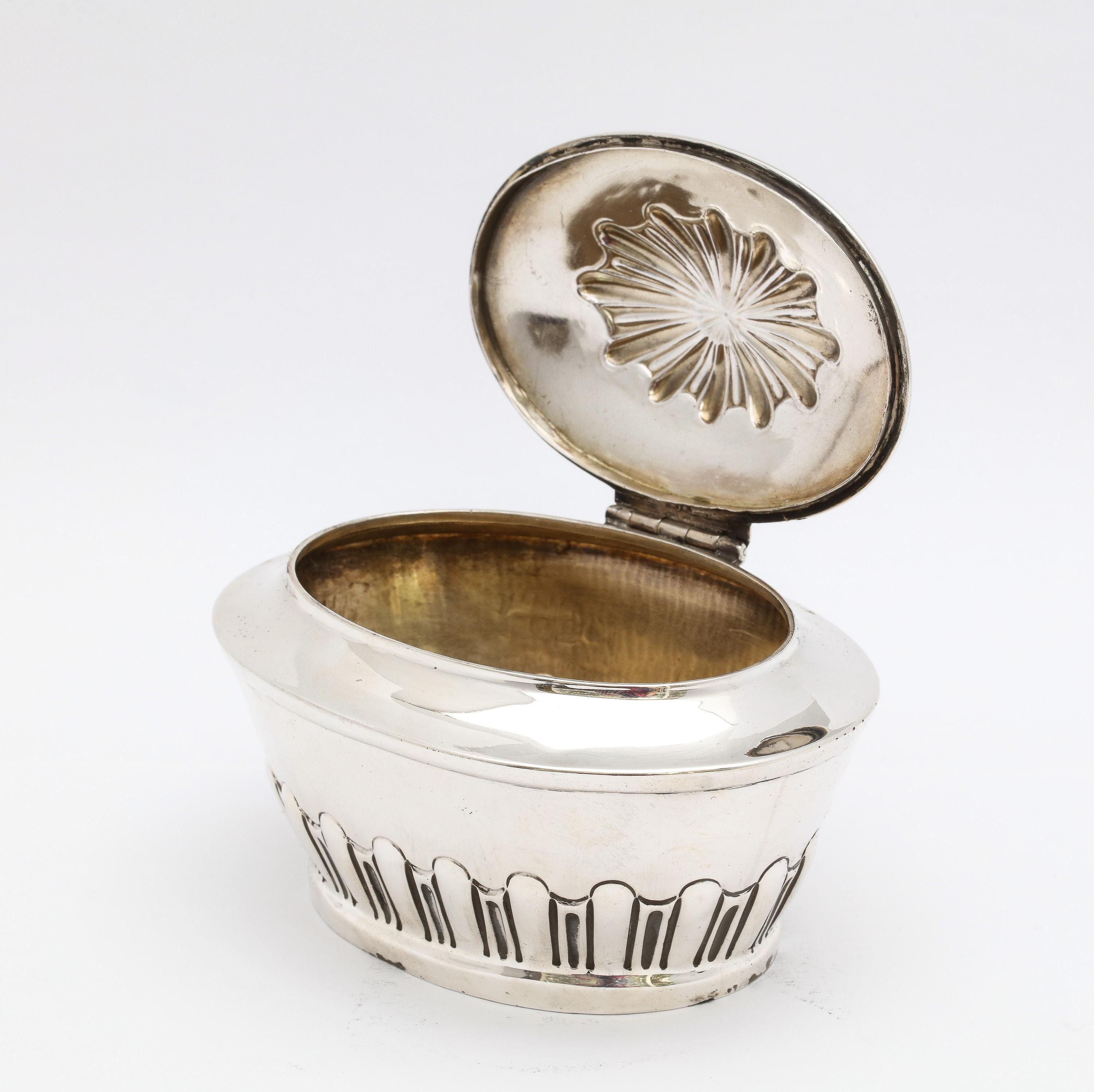Teedose aus Sterlingsilber mit Scharnier aus der edwardianischen Periode im Angebot 1