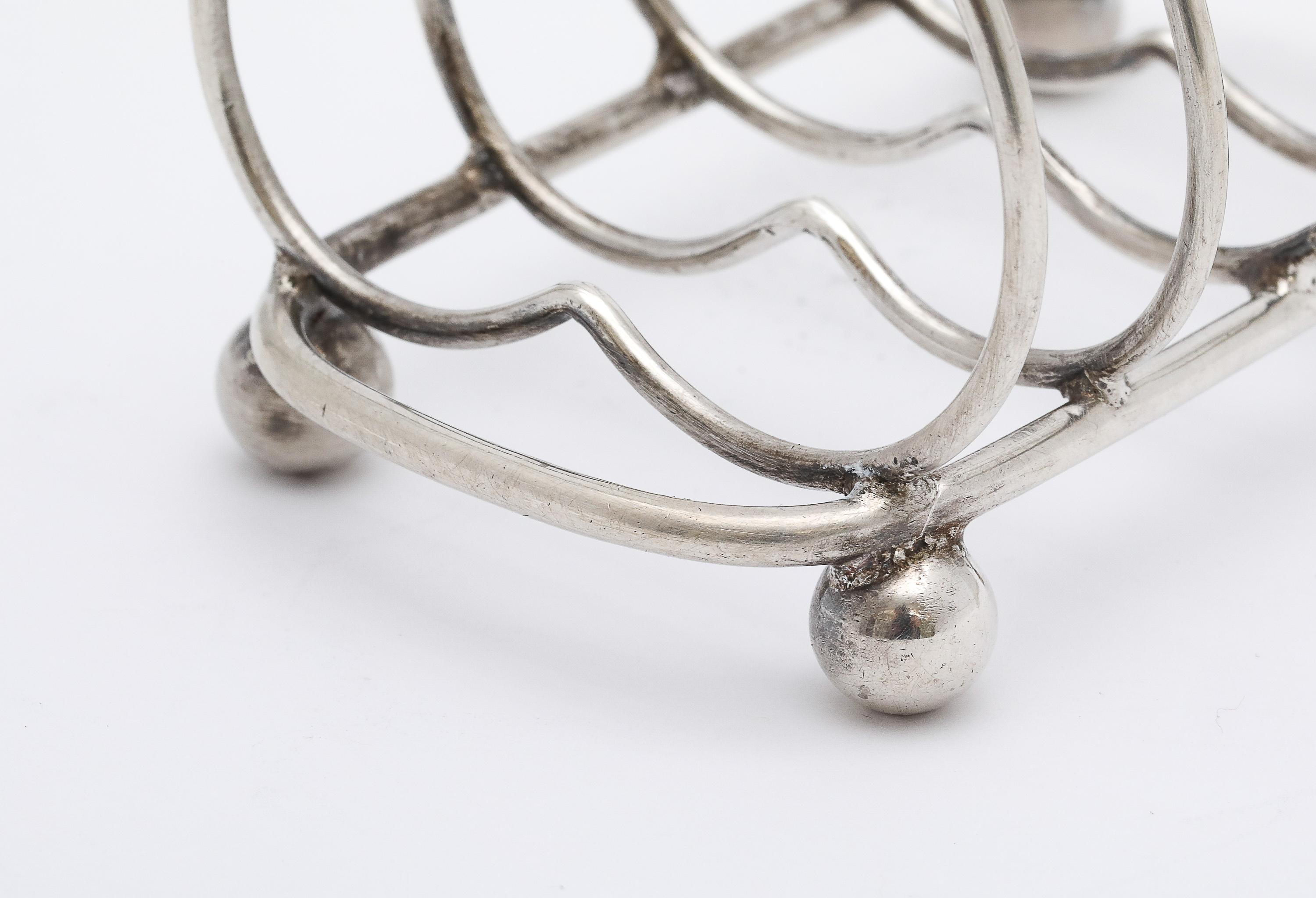 Porte-toast inhabituel en forme de coeur en argent sterling, d'époque édouardienne, sur pieds Ball and Ball en vente 3