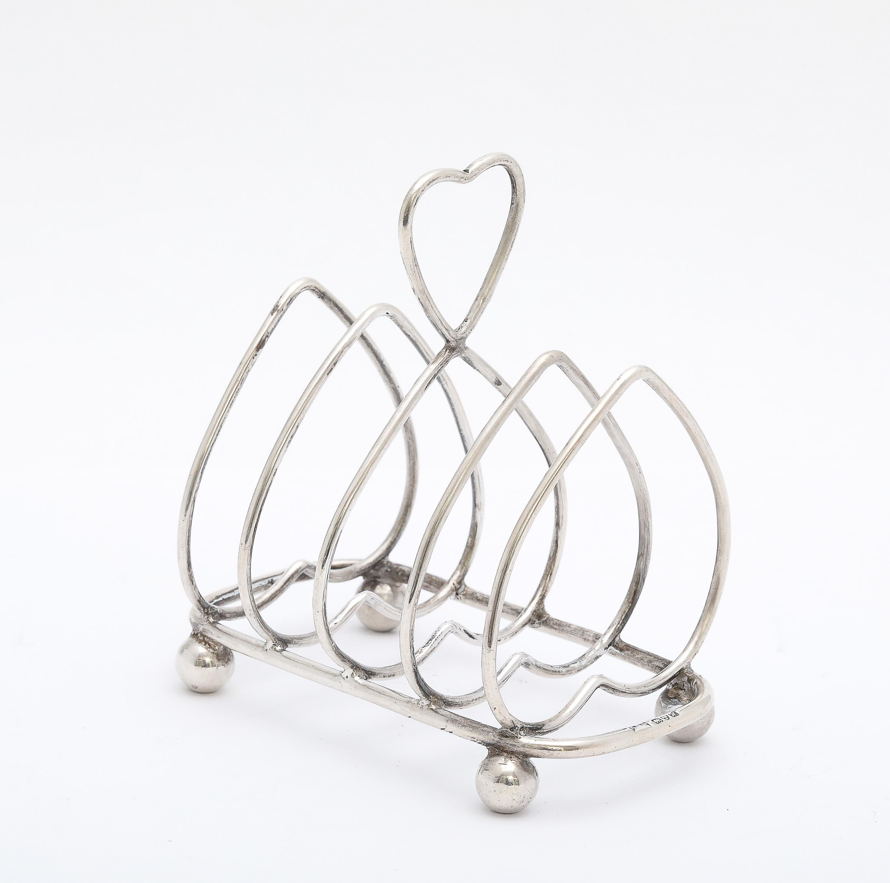Porte-toast inhabituel en forme de coeur en argent sterling, d'époque édouardienne, sur pieds Ball and Ball en vente 4