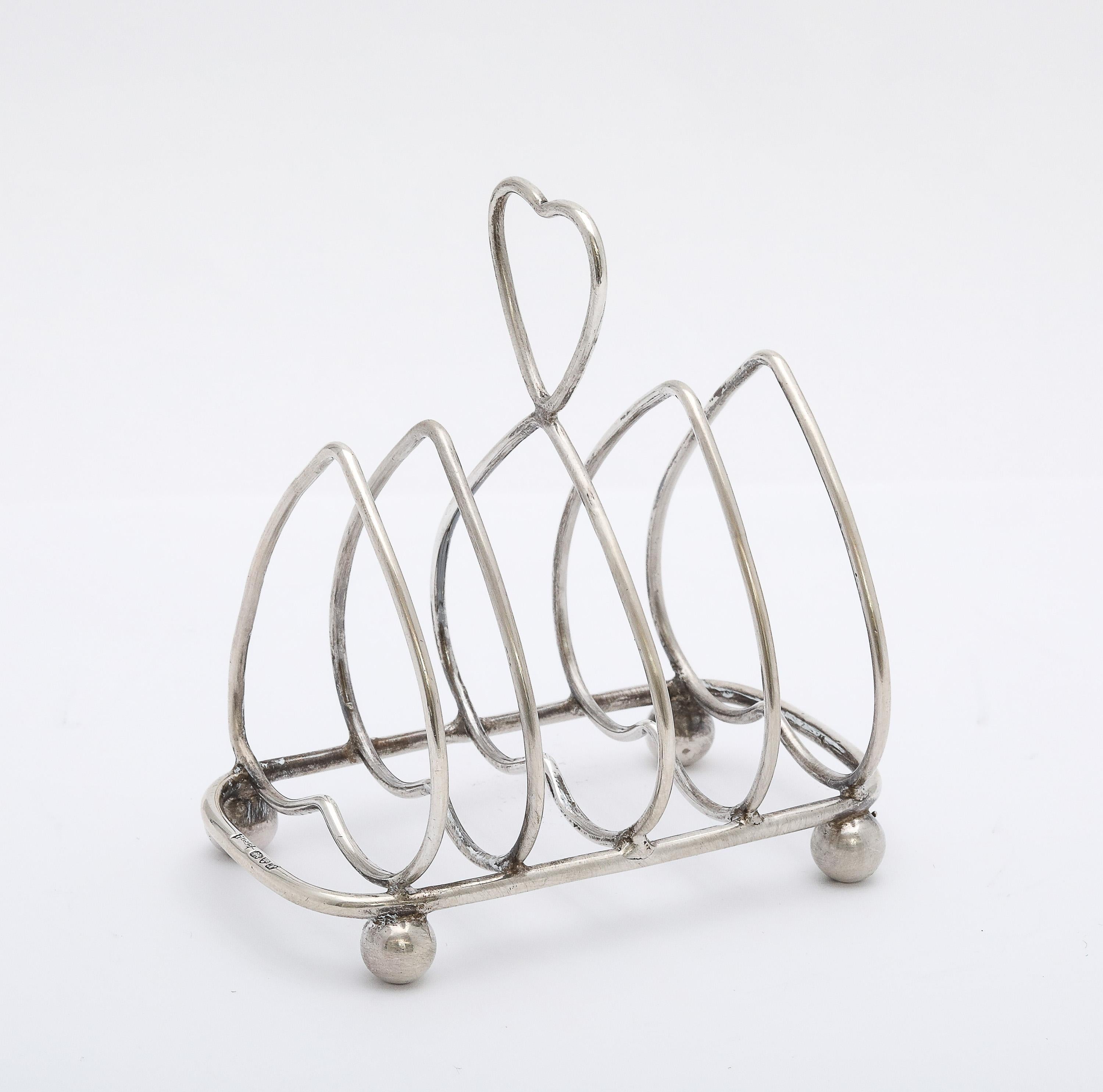 Art nouveau Porte-toast inhabituel en forme de coeur en argent sterling, d'époque édouardienne, sur pieds Ball and Ball en vente