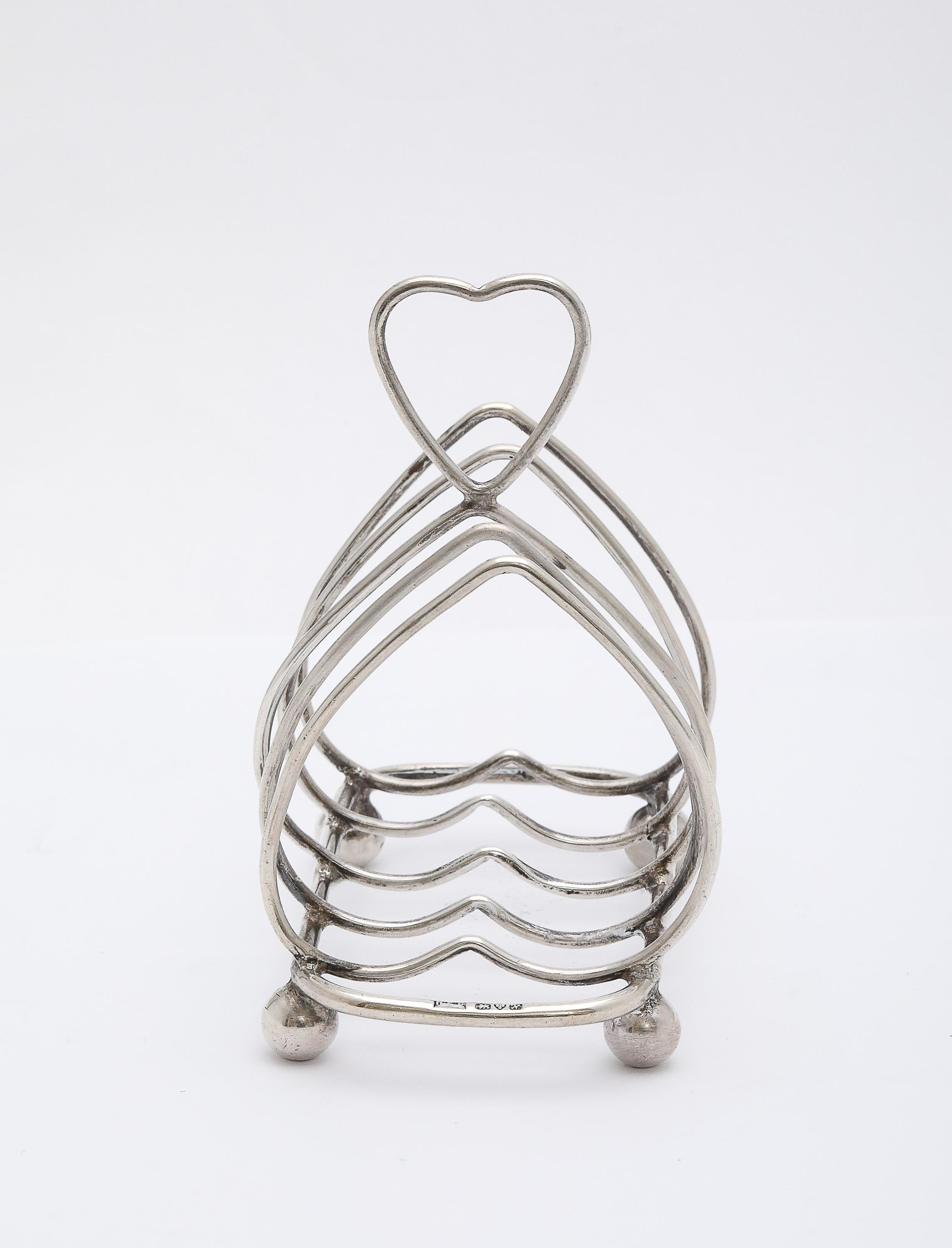 Anglais Porte-toast inhabituel en forme de coeur en argent sterling, d'époque édouardienne, sur pieds Ball and Ball en vente