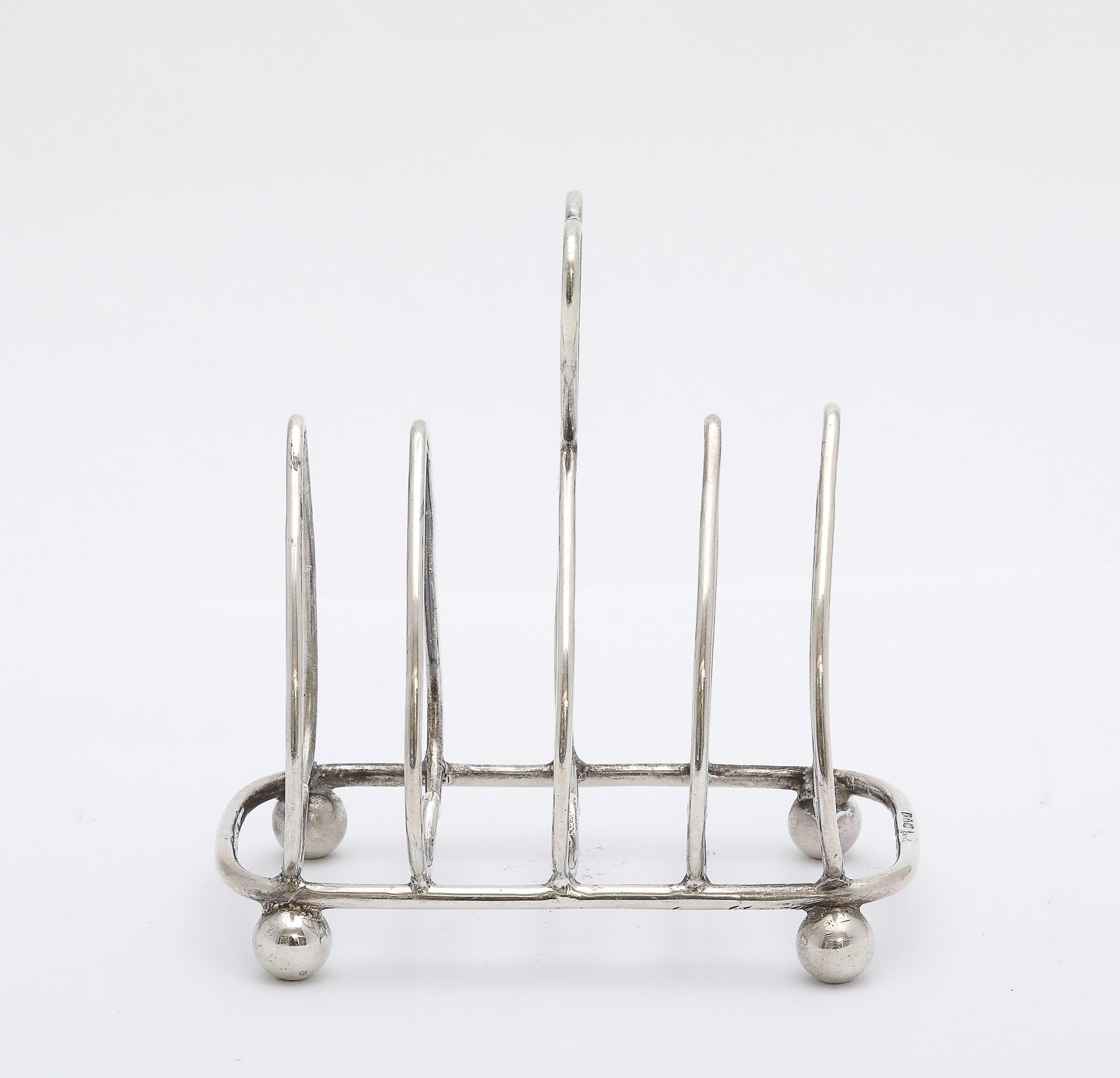 Porte-toast inhabituel en forme de coeur en argent sterling, d'époque édouardienne, sur pieds Ball and Ball Bon état - En vente à New York, NY