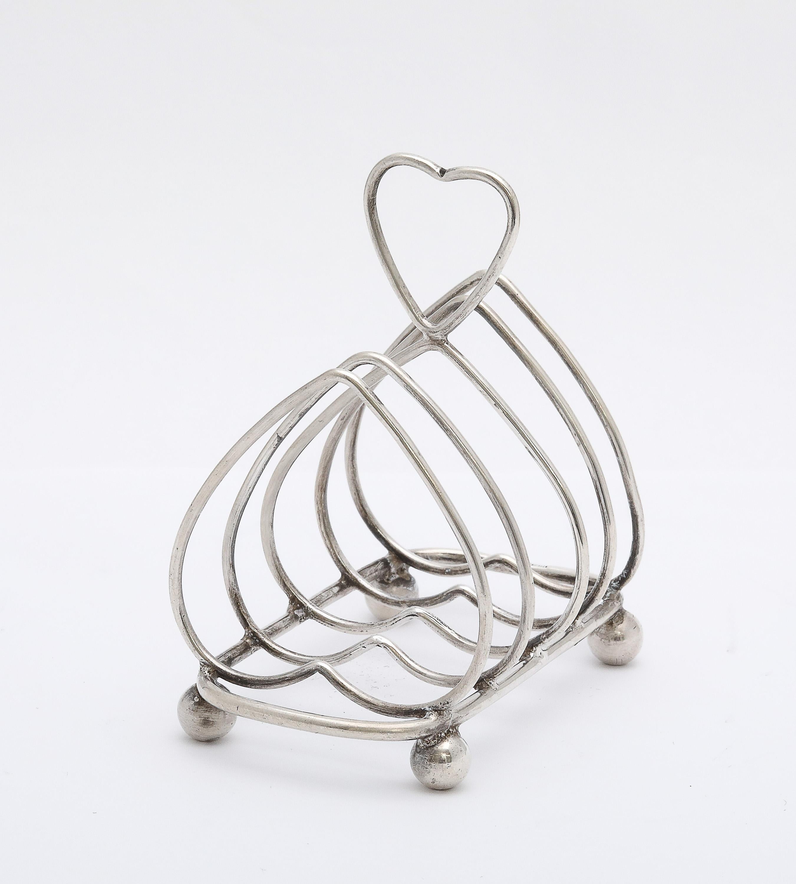 Argent sterling Porte-toast inhabituel en forme de coeur en argent sterling, d'époque édouardienne, sur pieds Ball and Ball en vente