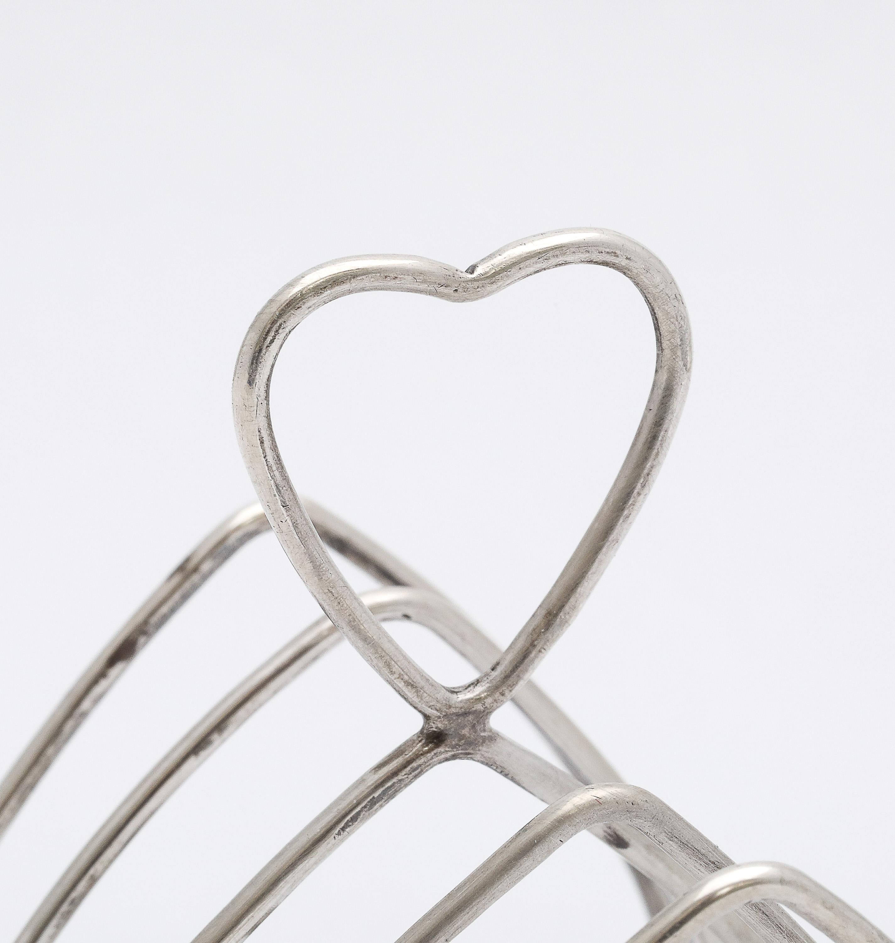 Porte-toast inhabituel en forme de coeur en argent sterling, d'époque édouardienne, sur pieds Ball and Ball en vente 2