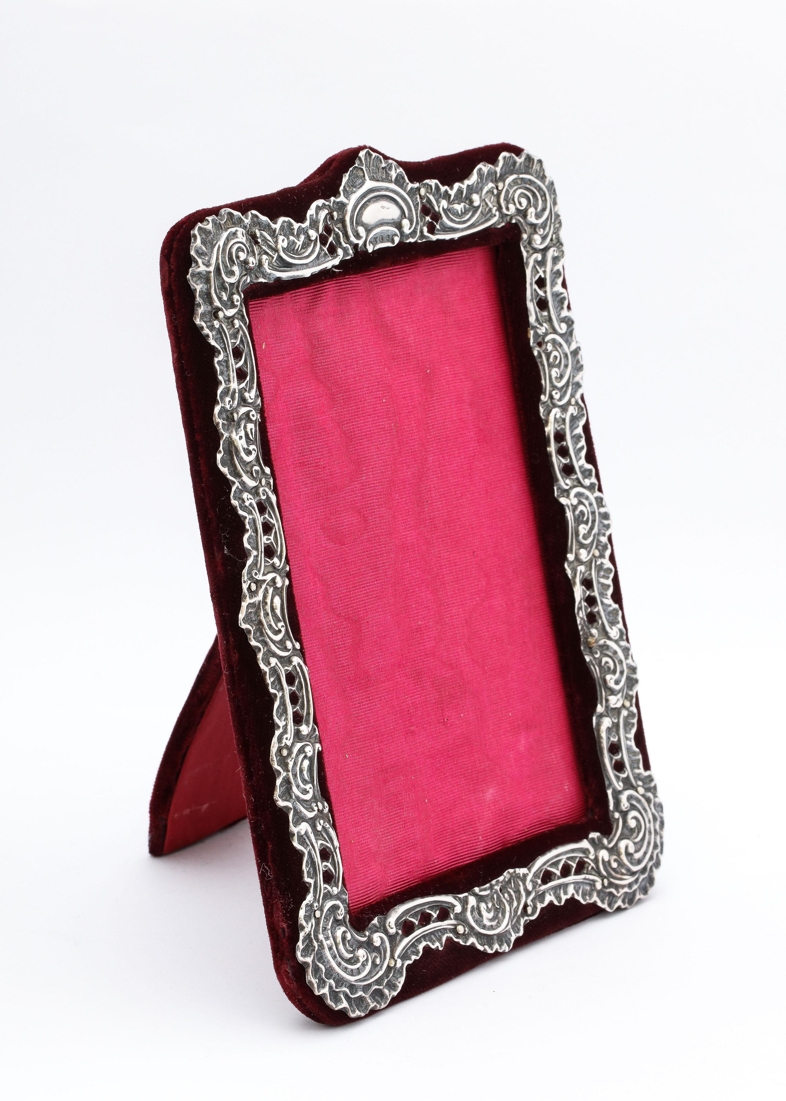 Edwardian Period Victorian Style Sterling Silver Picture Frame In Good Condition For Sale In New York, NY