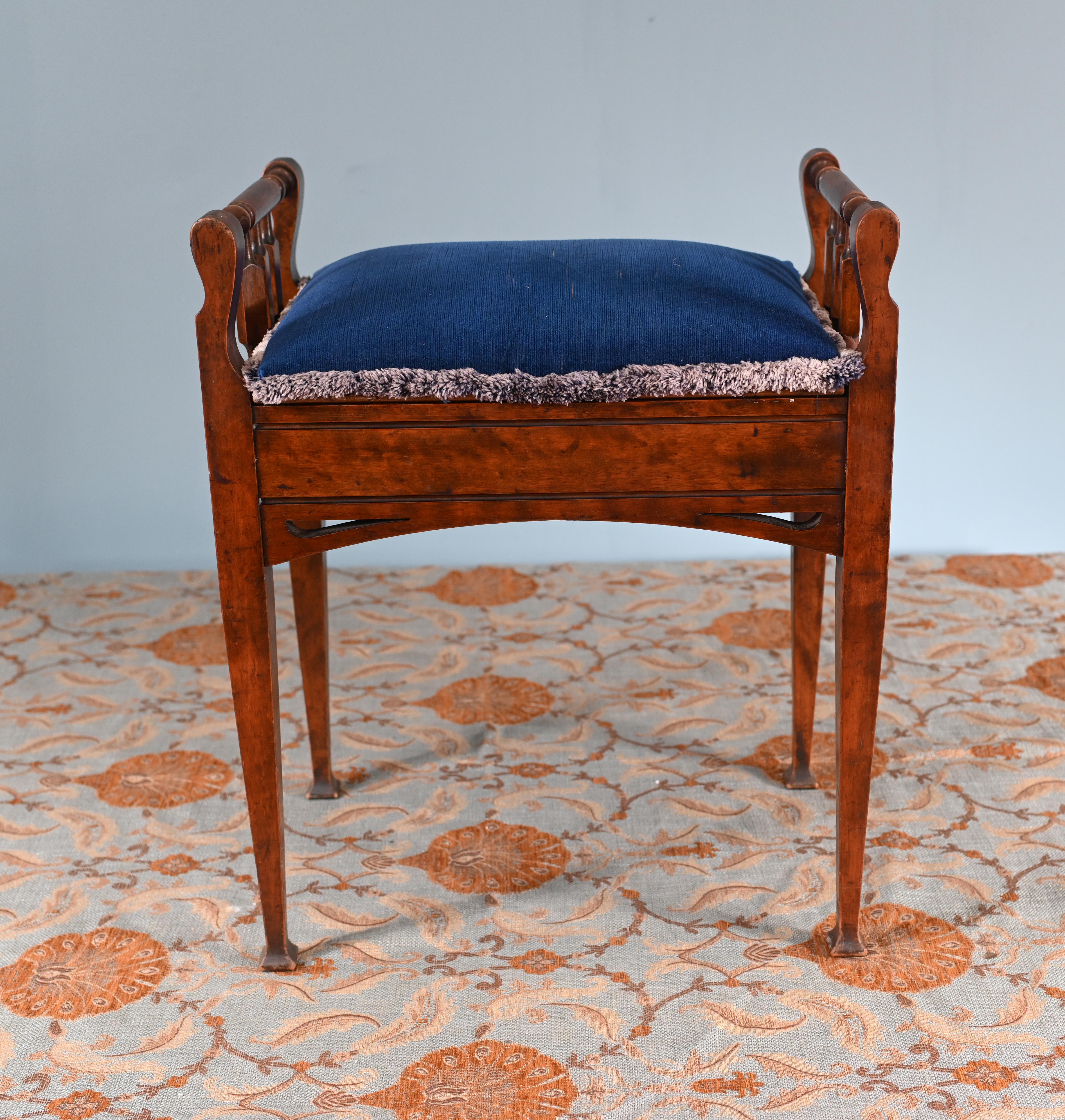 Vous voyez un magnifique tabouret de piano Edwardien en noyer Circa 1910
Acheté lors d'une vente privée dans la Petite Venise londonienne
Jolies poignées tournées à la main et tapissées de tissu bleu.
Offert en grande forme, prêt à être utilisé