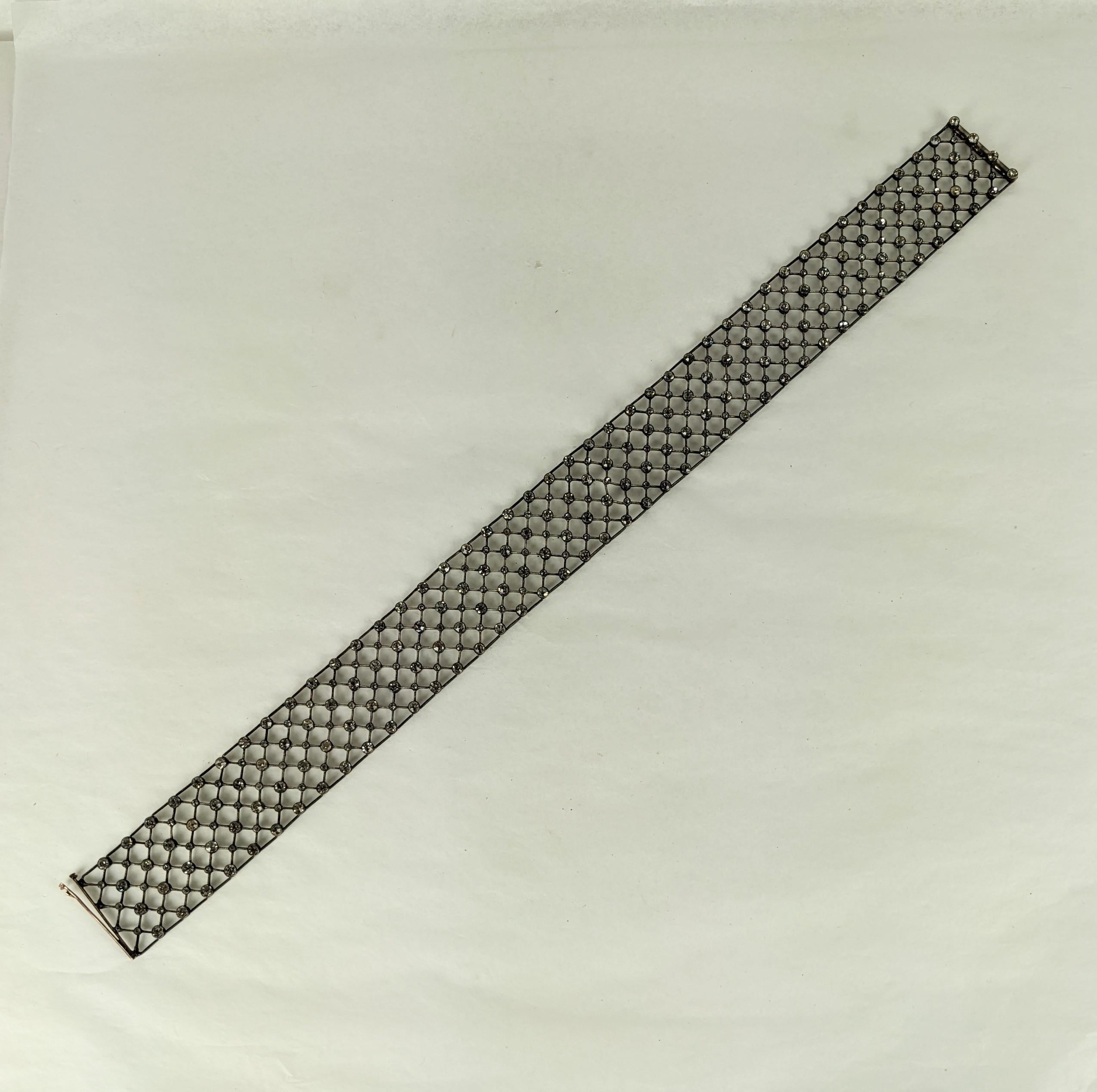 Seltene durchbrochene Edwardianische Halskette aus den späten 1800er Jahren in patiniertem Silber. Außergewöhnliche Verarbeitung und besetzt mit Dutzenden von Lünettenpasten. Vollständig artikuliert, um sich wie ein mit Edelsteinen besetztes Band