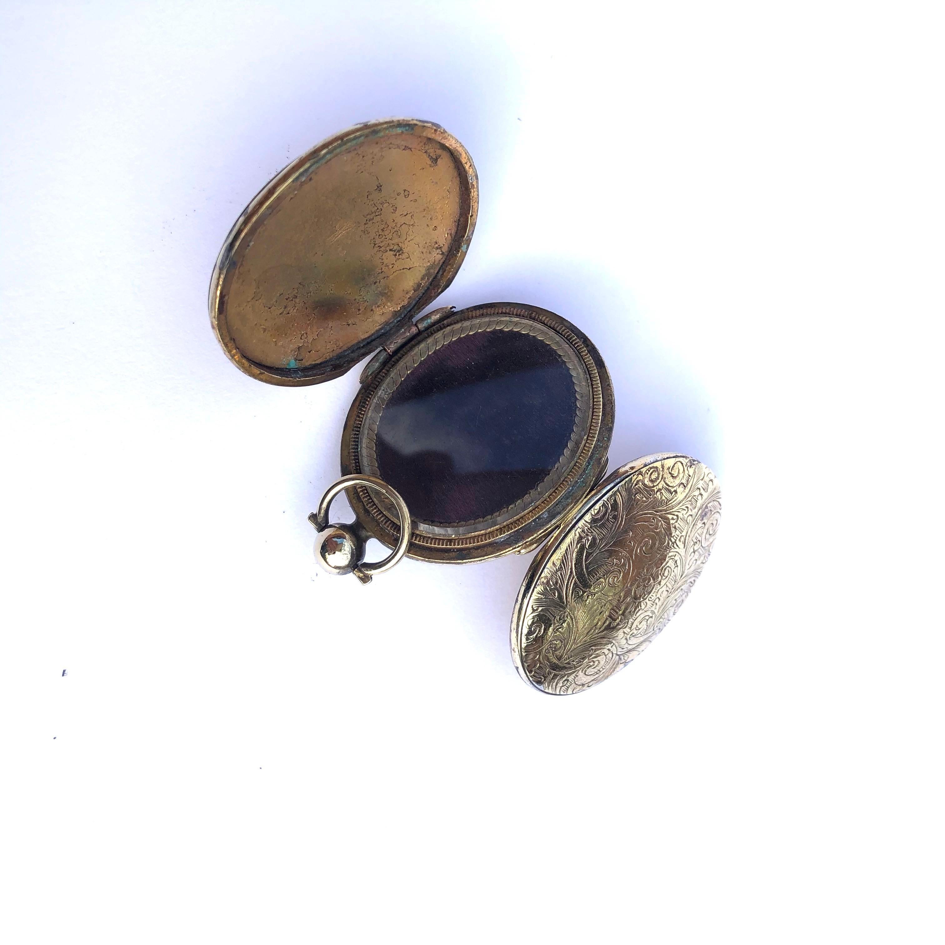 Edwardian Pinchbeck Double Opening Locket In Good Condition In Chipping Campden, GB