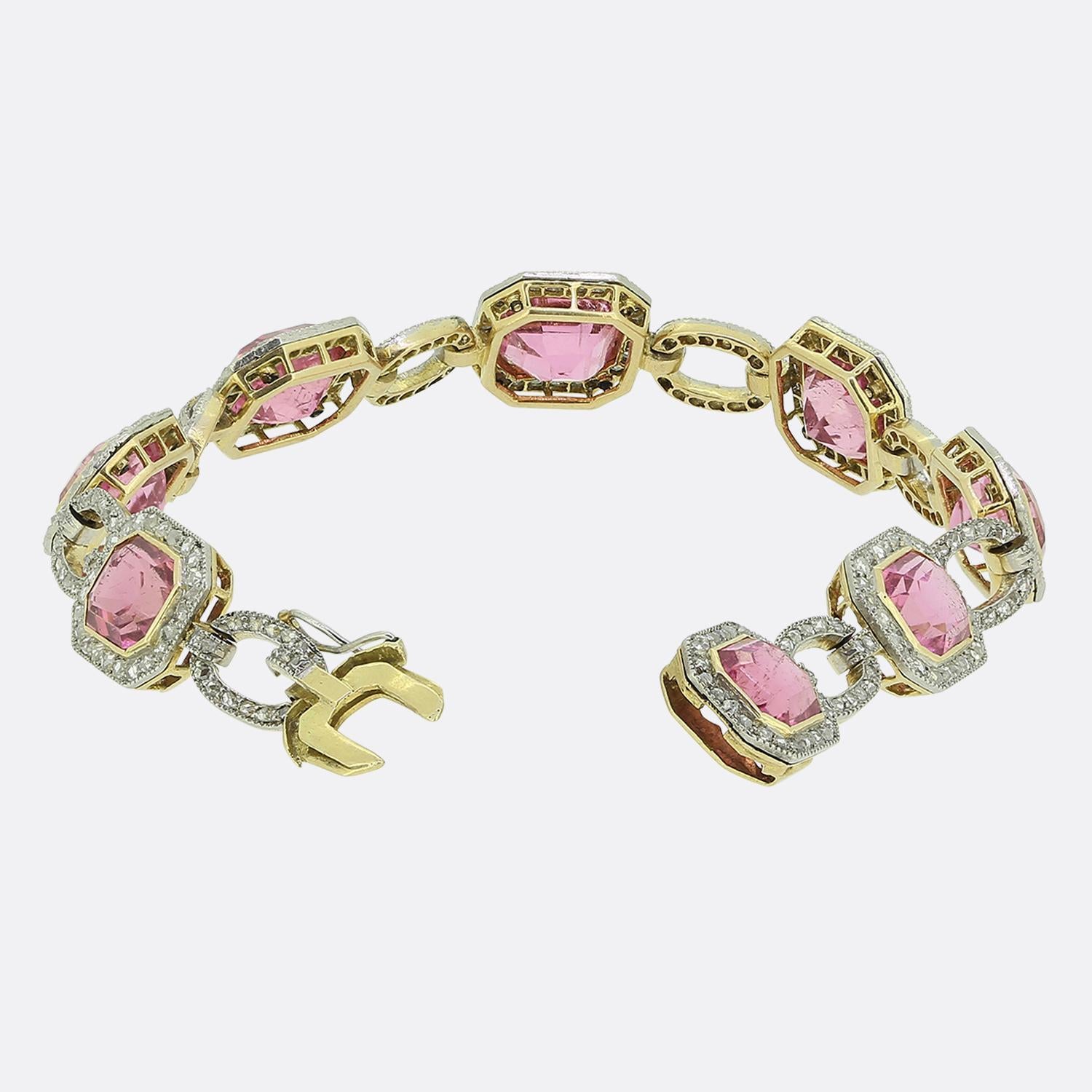 Nous avons ici un superbe bracelet datant de l'époque édouardienne. Cette pièce ancienne a été réalisée en or jaune 18 carats et présente huit tourmalines de forme octogonale, parfaitement assorties et d'une charmante couleur rose pastel. Ces