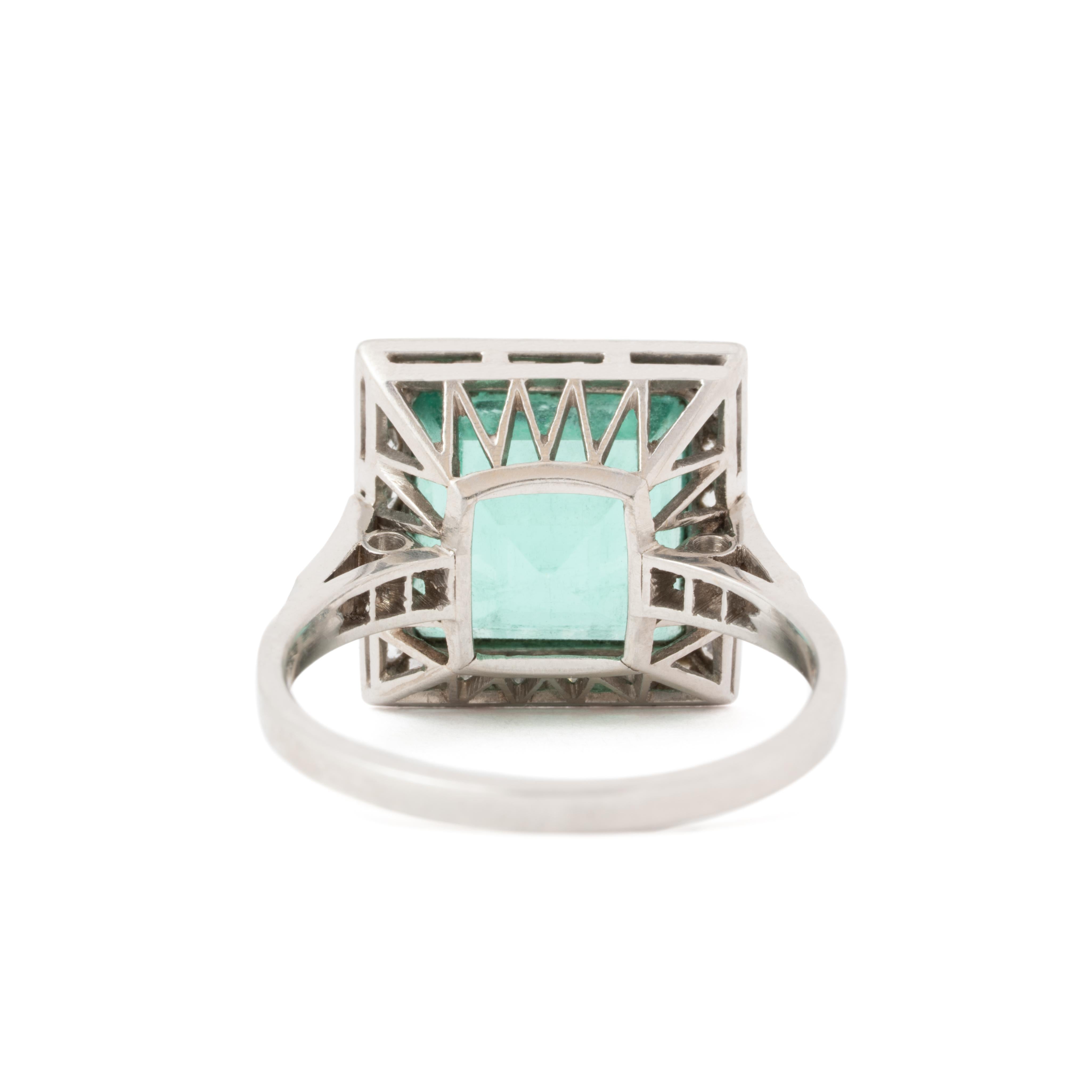Anillo eduardiano de platino con esmeralda colombiana talla escalonada de 6,50 quilates y 0,40 quilates de diamantes en venta 1