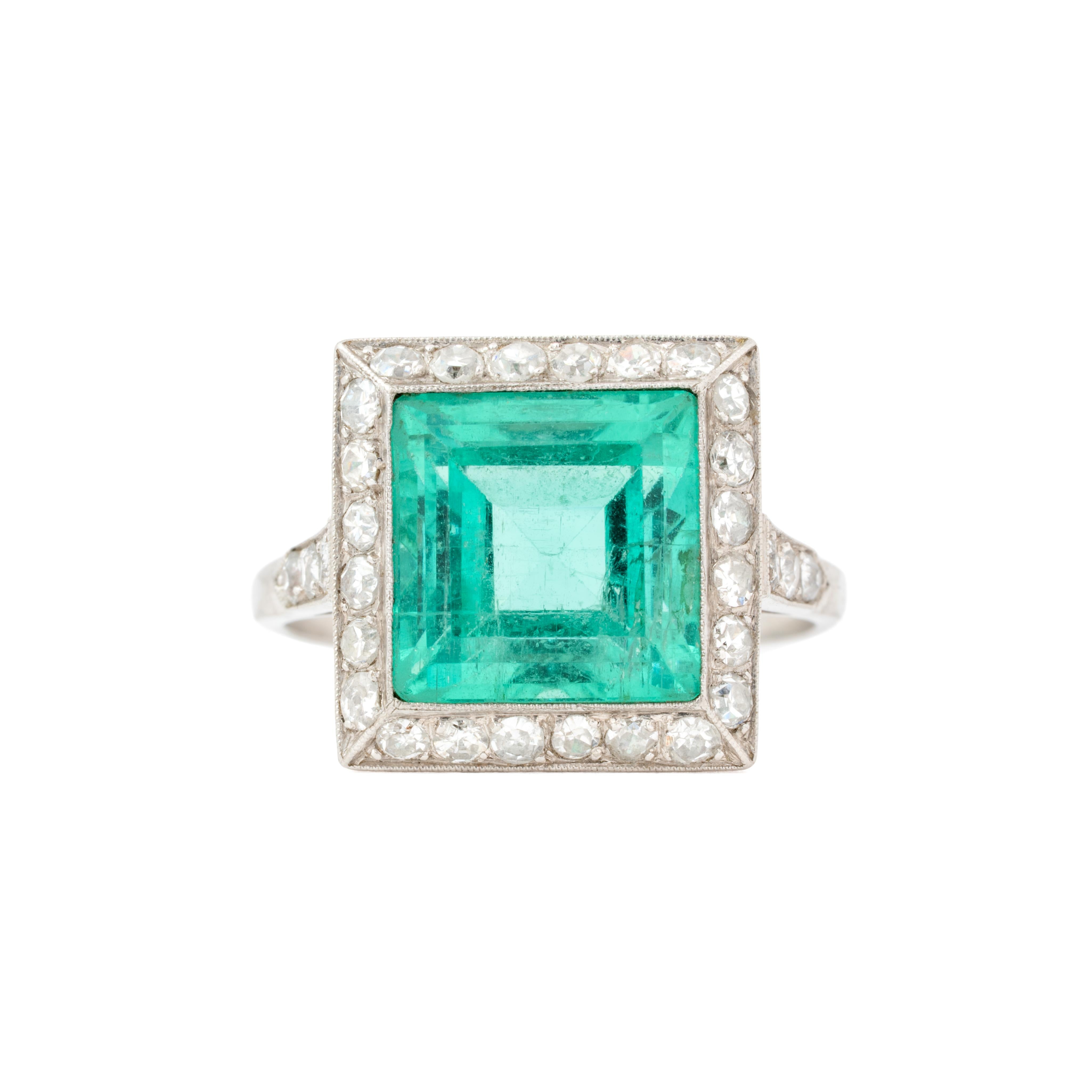 Anillo eduardiano de platino con esmeralda colombiana talla escalonada de 6,50 quilates y 0,40 quilates de diamantes Eduardiano en venta