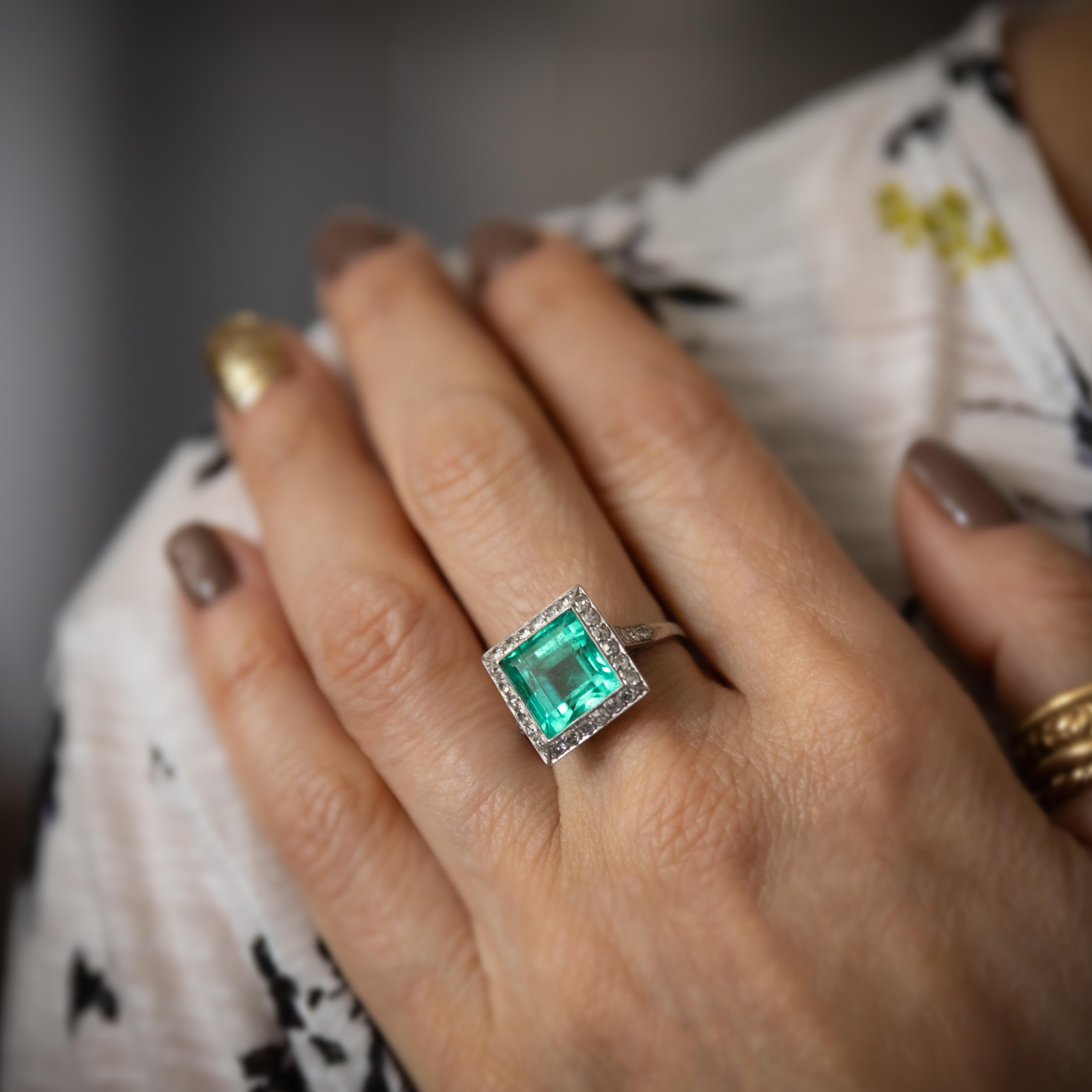Anillo eduardiano de platino con esmeralda colombiana talla escalonada de 6,50 quilates y 0,40 quilates de diamantes en venta 2