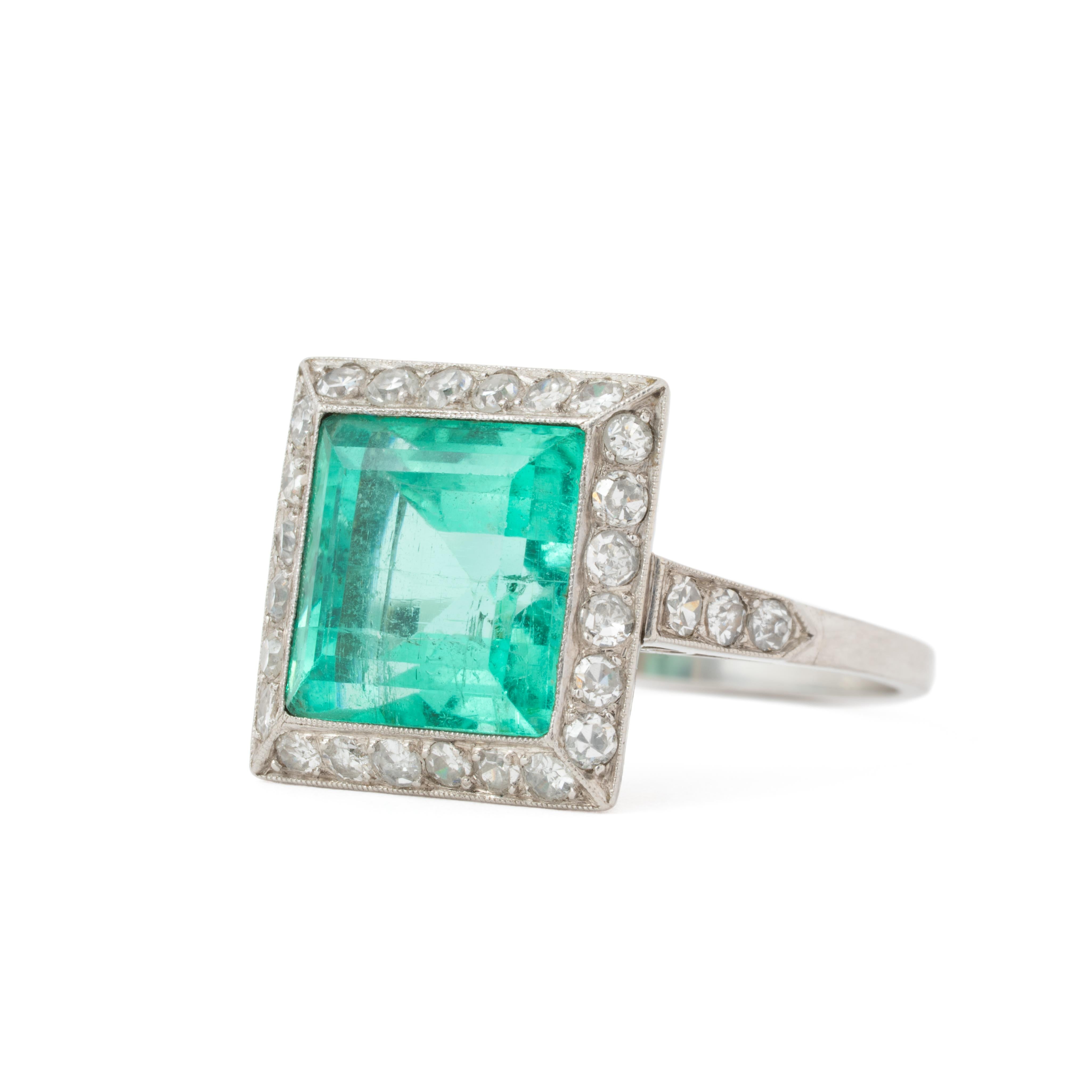 Anillo eduardiano de platino con esmeralda colombiana talla escalonada de 6,50 quilates y 0,40 quilates de diamantes Corte esmeralda en venta