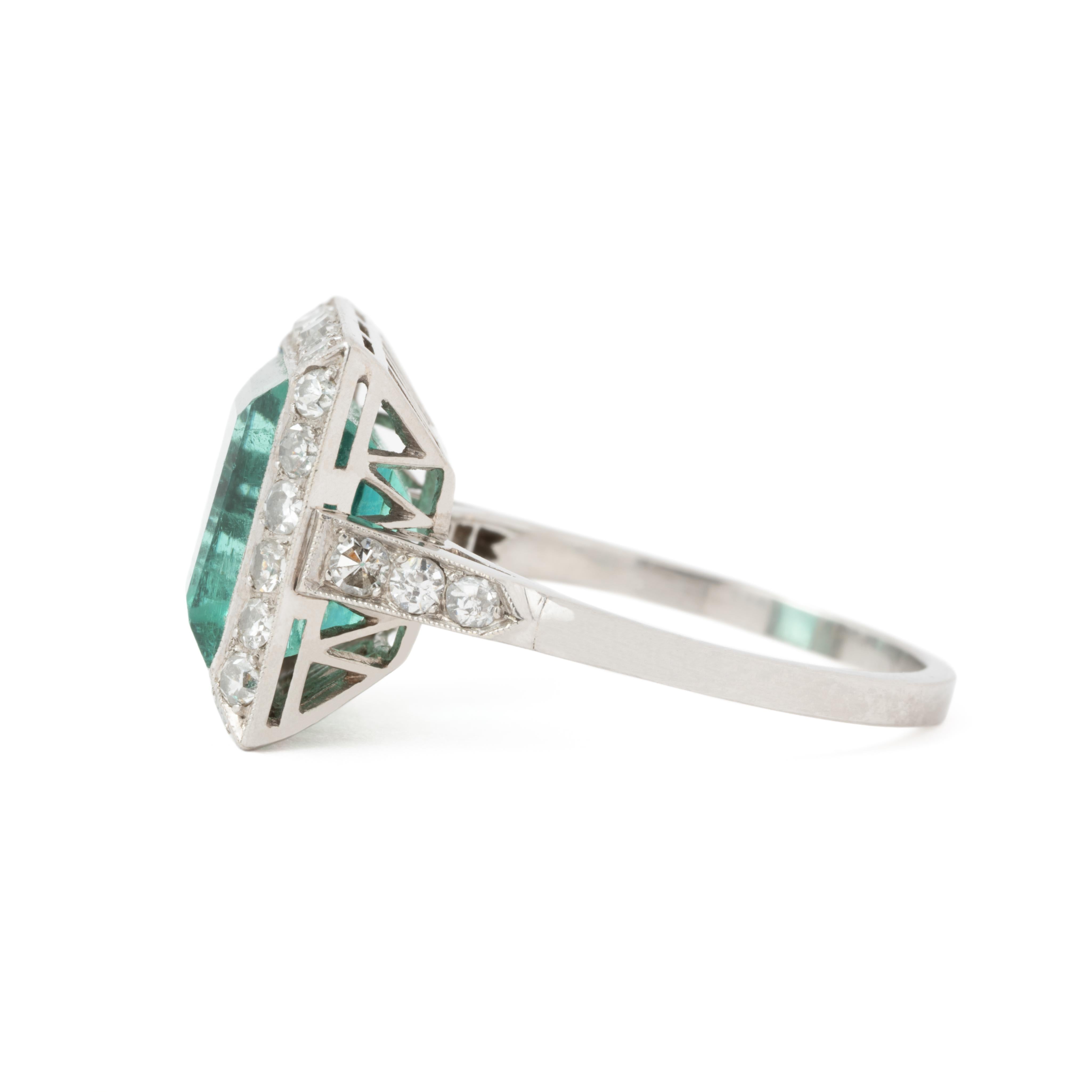 Anillo eduardiano de platino con esmeralda colombiana talla escalonada de 6,50 quilates y 0,40 quilates de diamantes en Bueno estado para la venta en New York, NY
