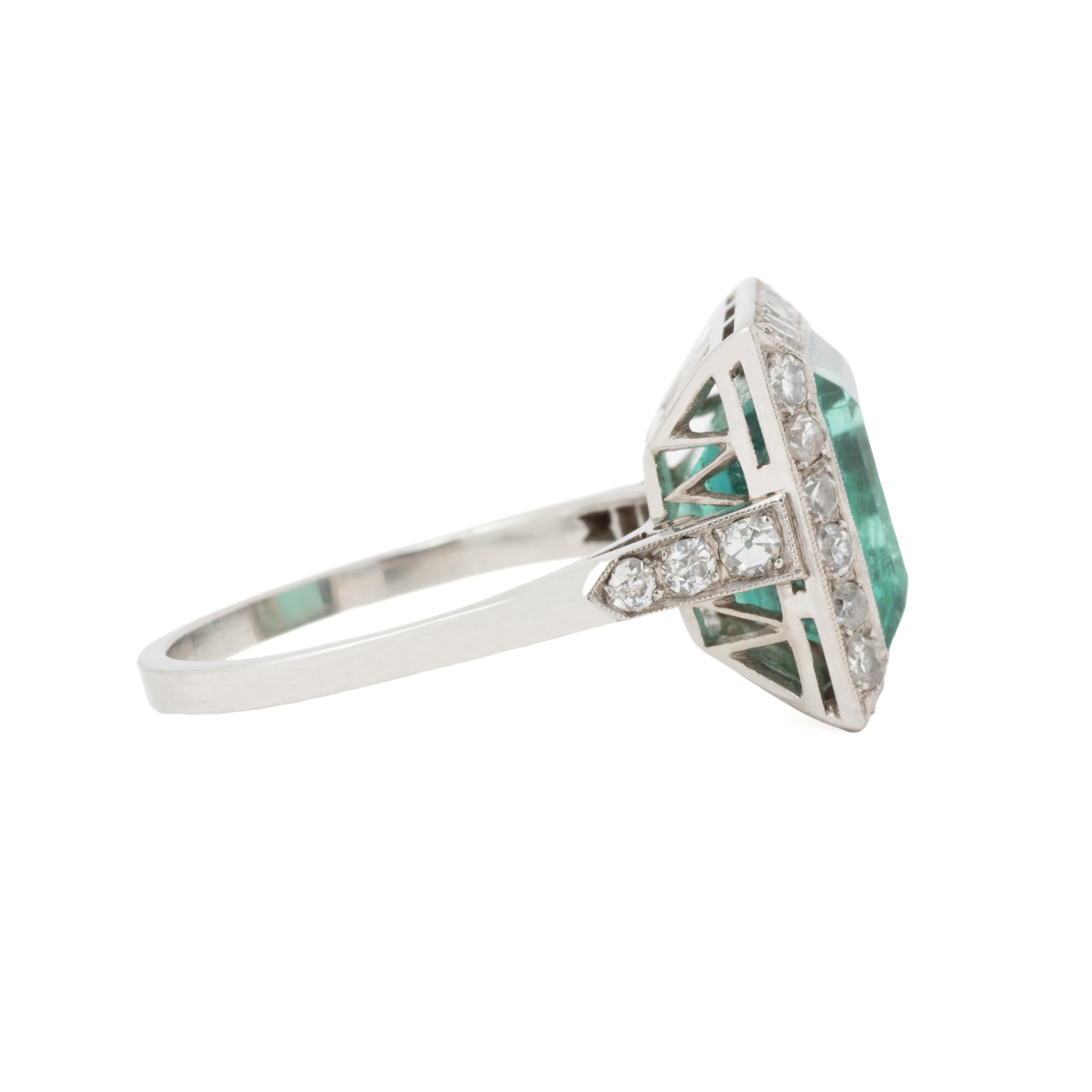 Femenino o masculino Anillo eduardiano de platino con esmeralda colombiana talla escalonada de 6,50 quilates y 0,40 quilates de diamantes en venta