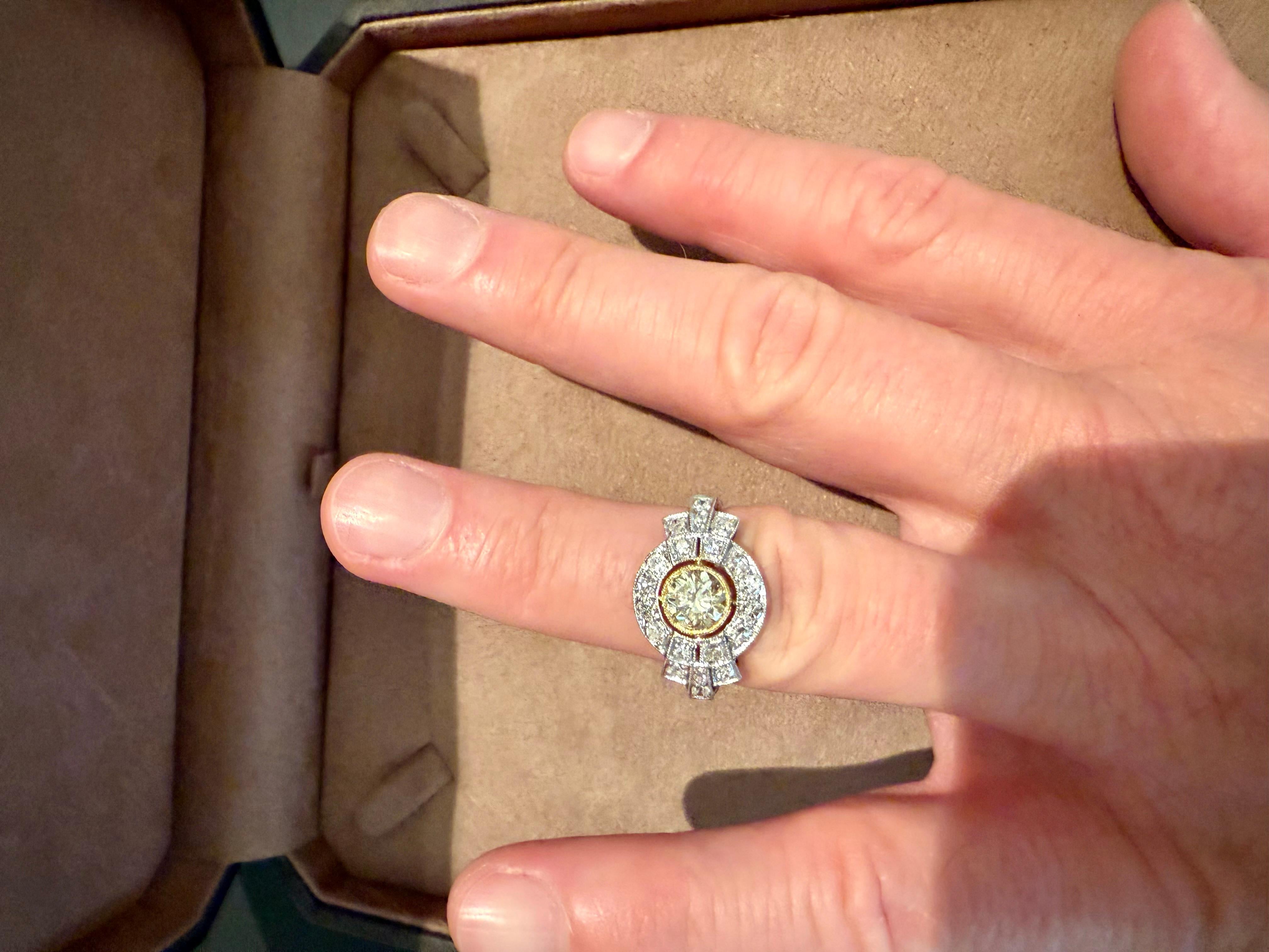 Edwardiano  Anello di fidanzamento con diamante aureolato in platino 950 fancy light yellow in vendita 4