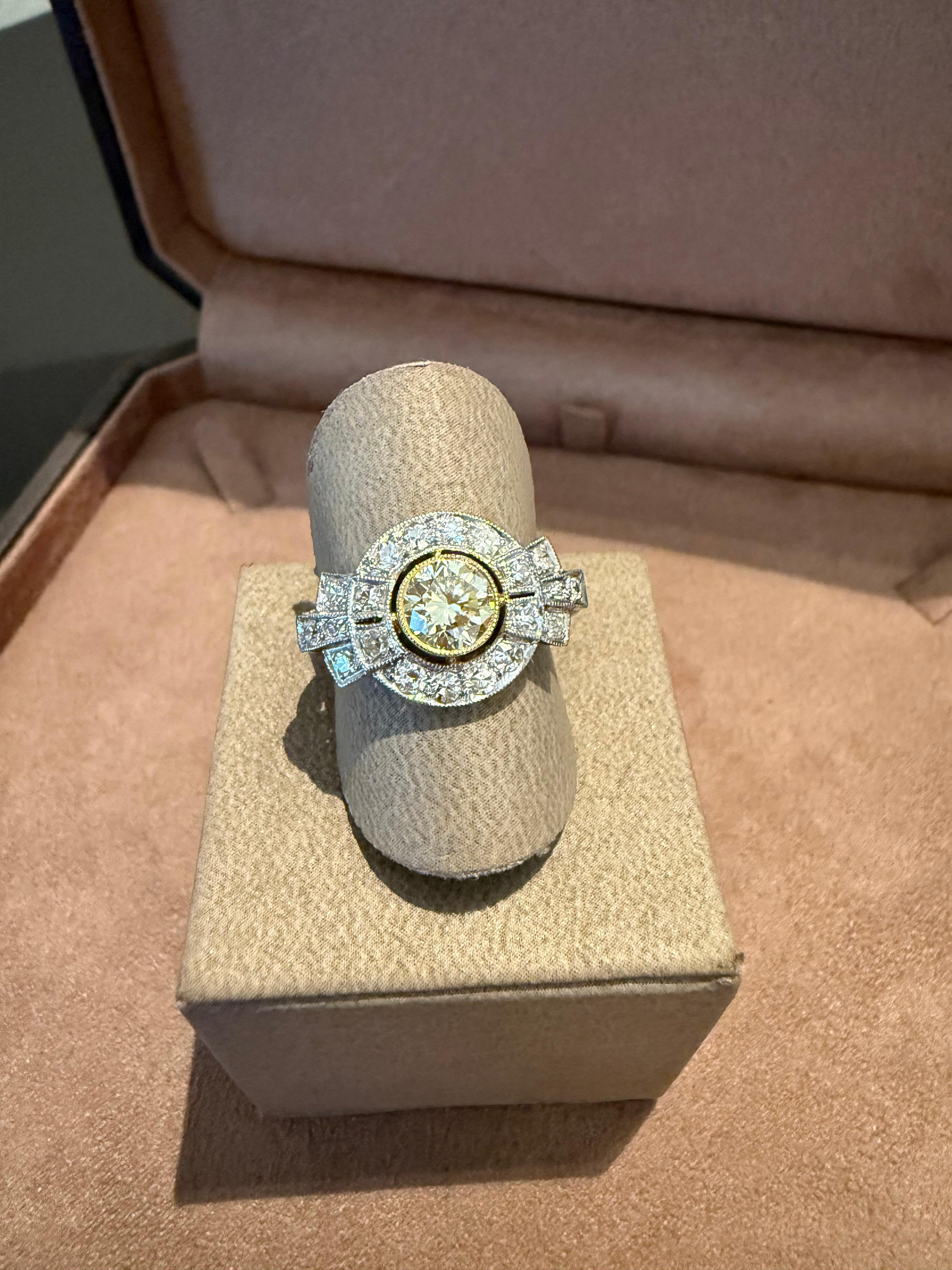 Edwardiano  Anello di fidanzamento con diamante aureolato in platino 950 fancy light yellow in vendita 5