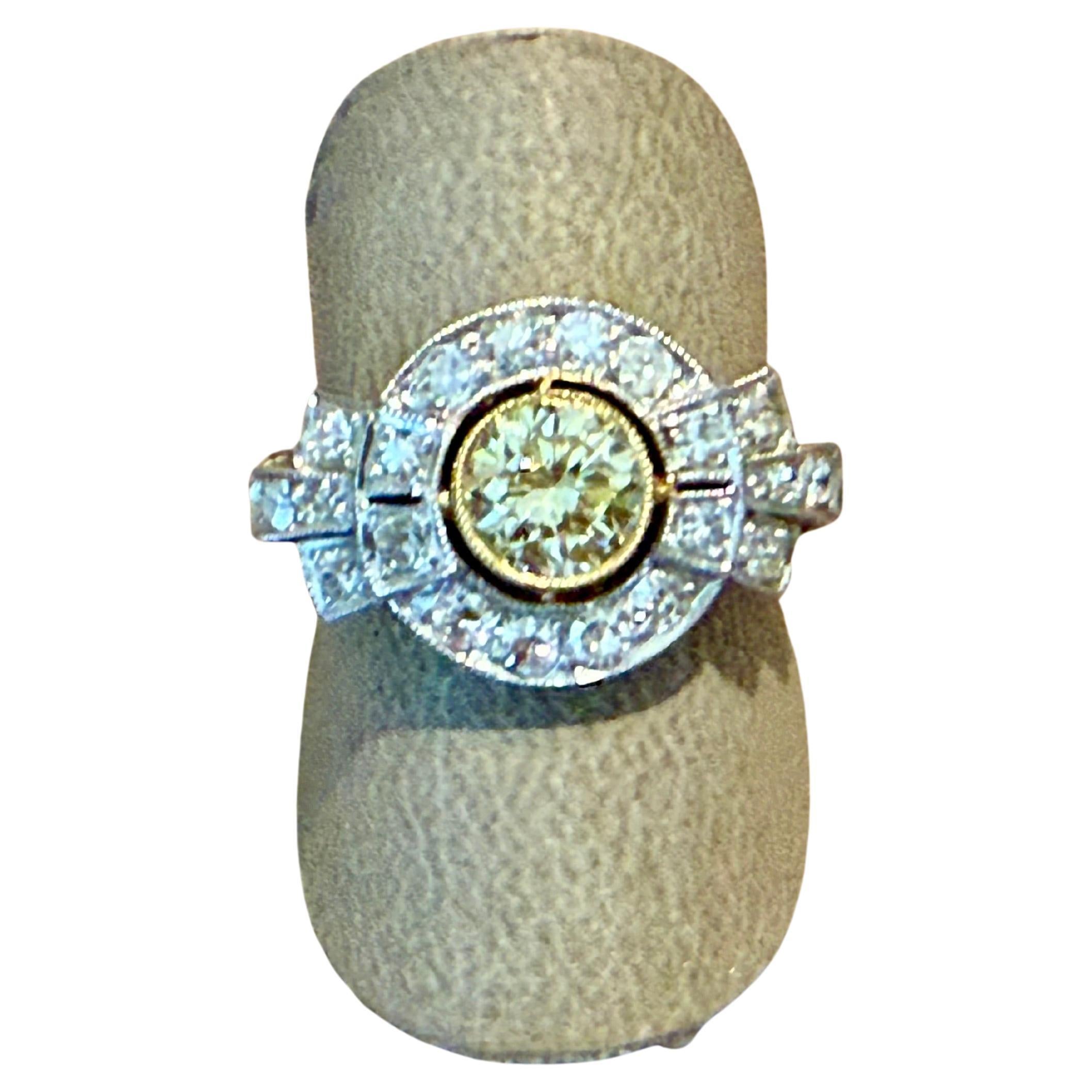 Un anello di fidanzamento con diamante naturale davvero bellissimo! Questa bellezza in platino 950 presenta un diamante giallo incastonato a castone di circa 1,10 ct.  incastonato in un'aureola di splendido bianco  diamanti, con diamanti aggiuntivi 