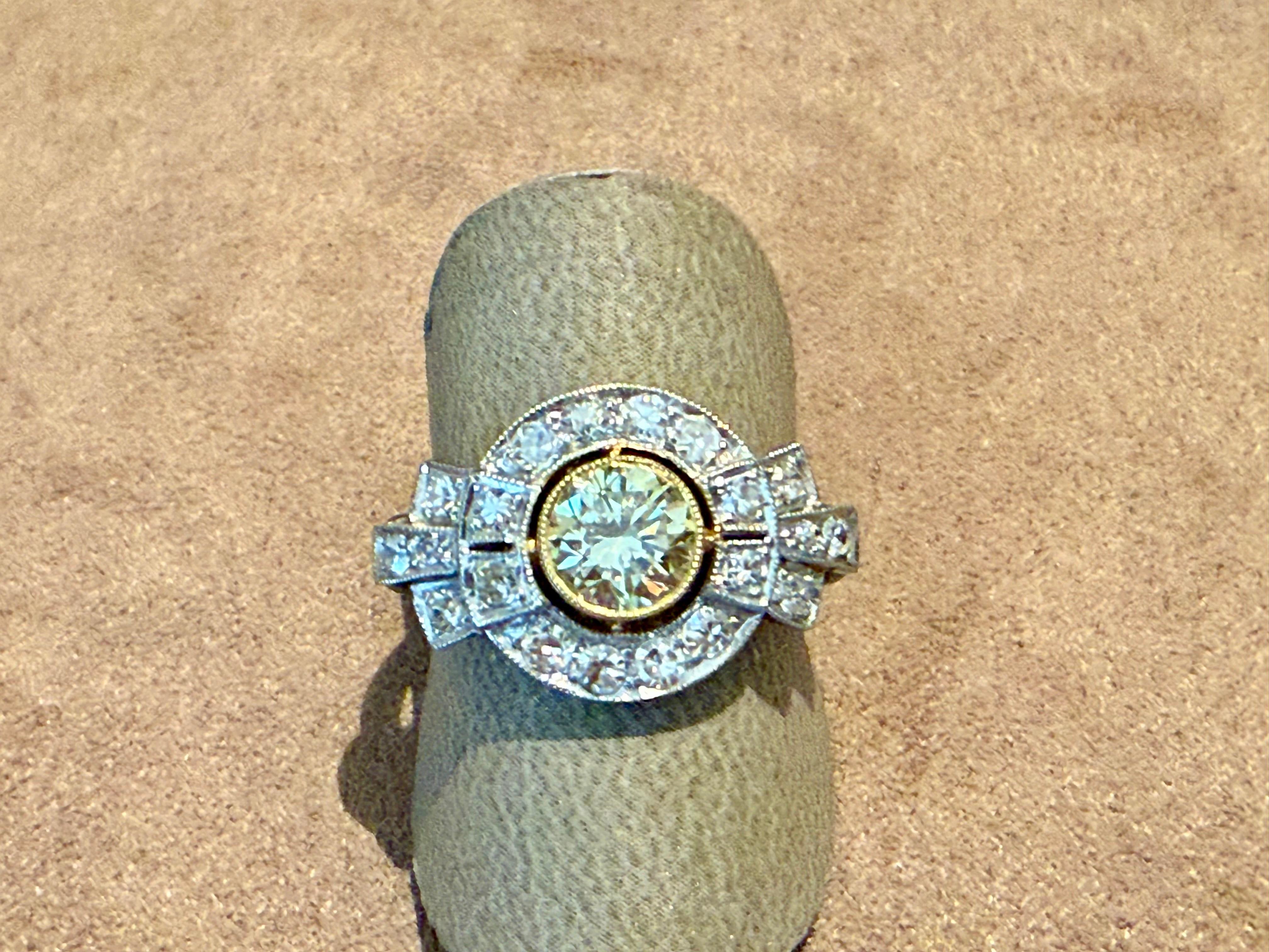 Edoardiano Edwardiano  Anello di fidanzamento con diamante aureolato in platino 950 fancy light yellow in vendita