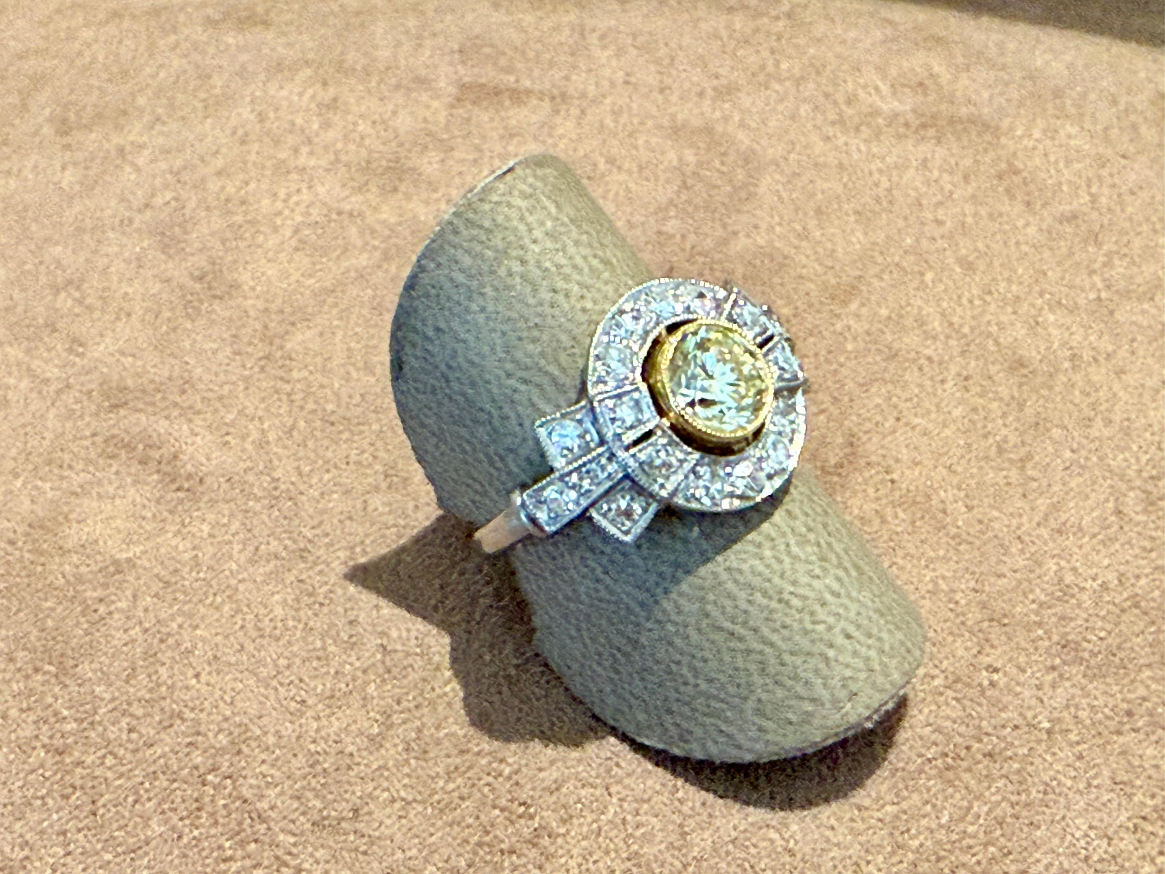 Taglio brillante Edwardiano  Anello di fidanzamento con diamante aureolato in platino 950 fancy light yellow in vendita