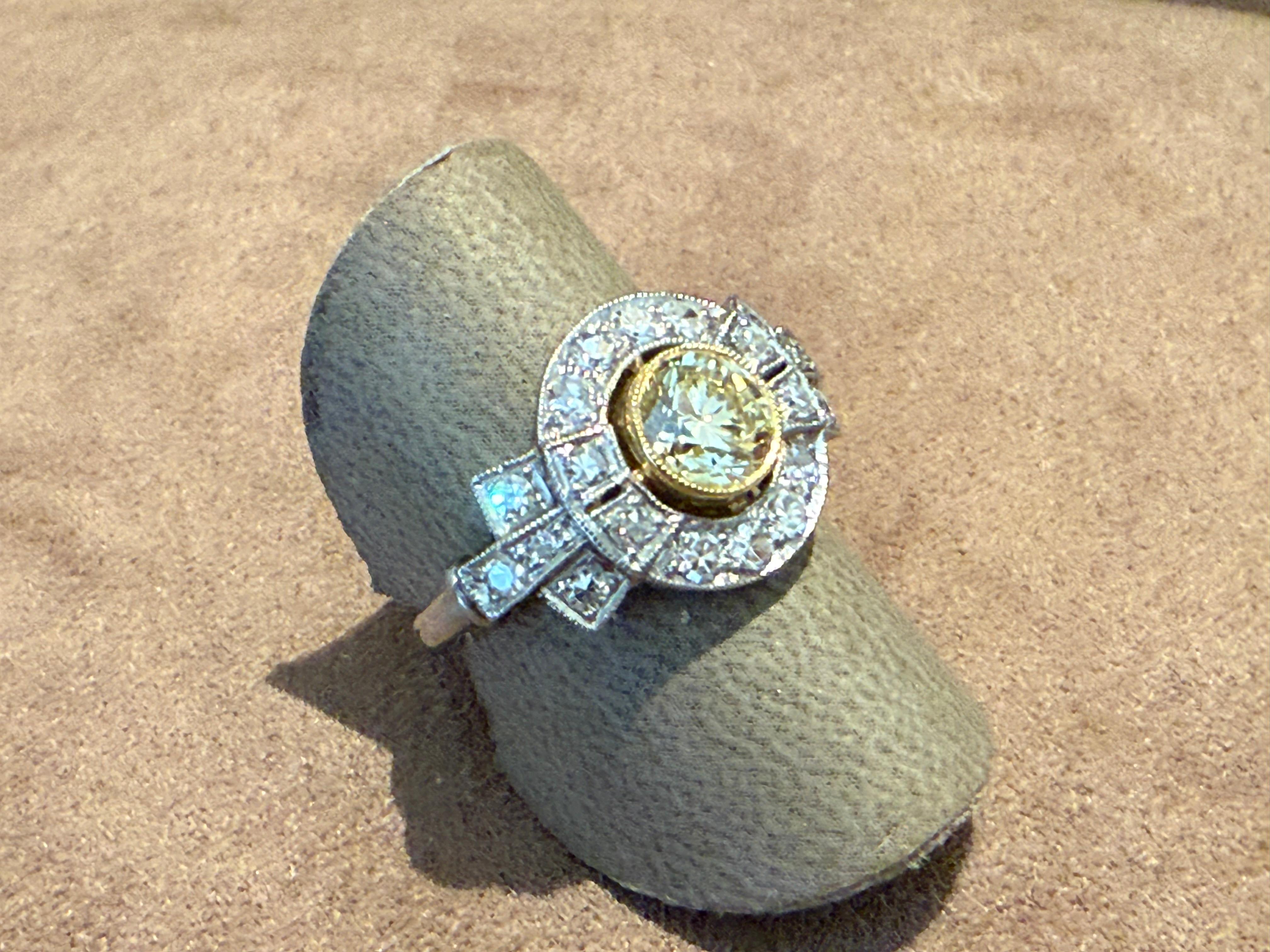 Edwardiano  Anello di fidanzamento con diamante aureolato in platino 950 fancy light yellow In condizioni buone in vendita a Zurich, Zollstrasse