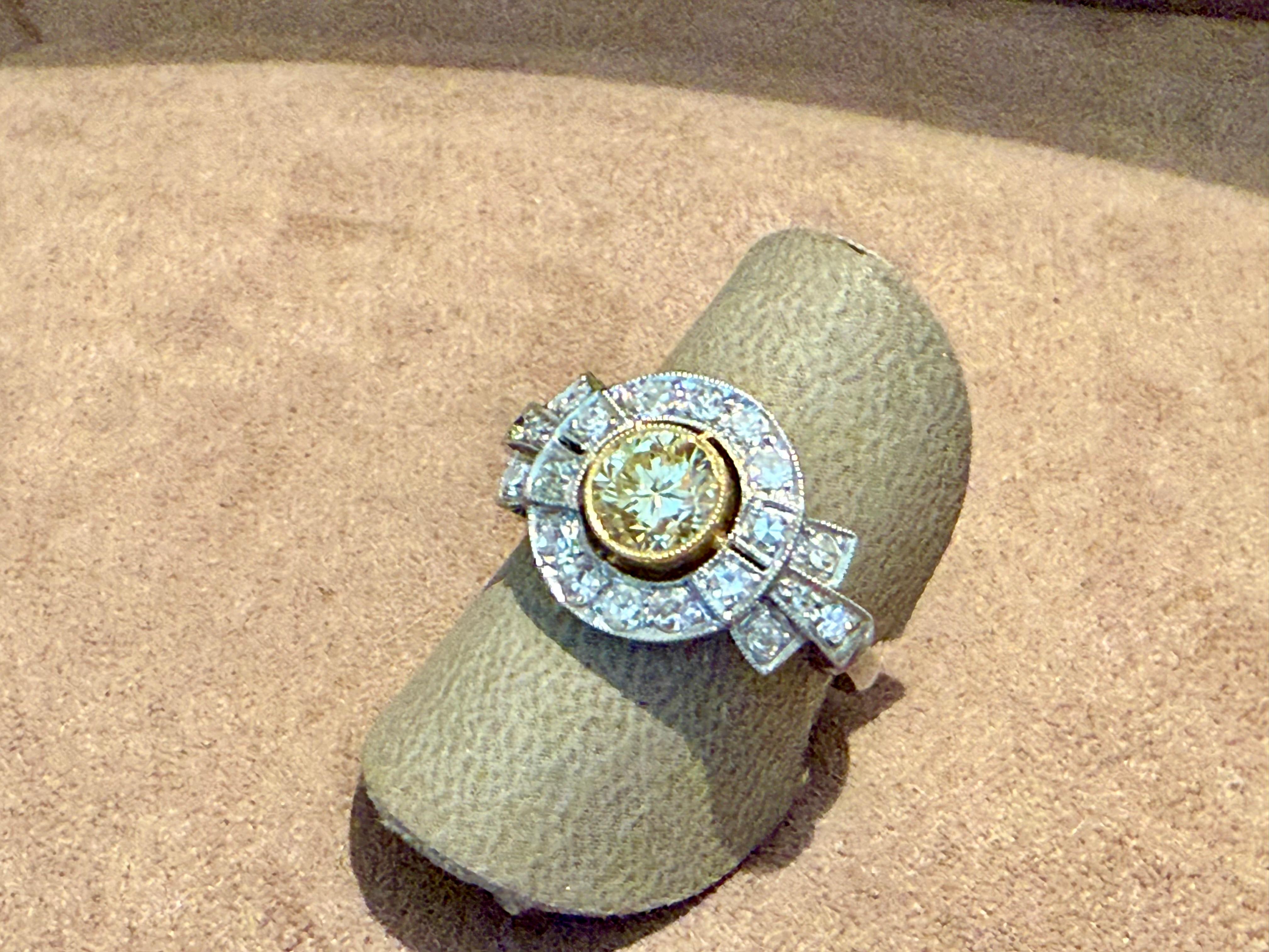 Donna Edwardiano  Anello di fidanzamento con diamante aureolato in platino 950 fancy light yellow in vendita