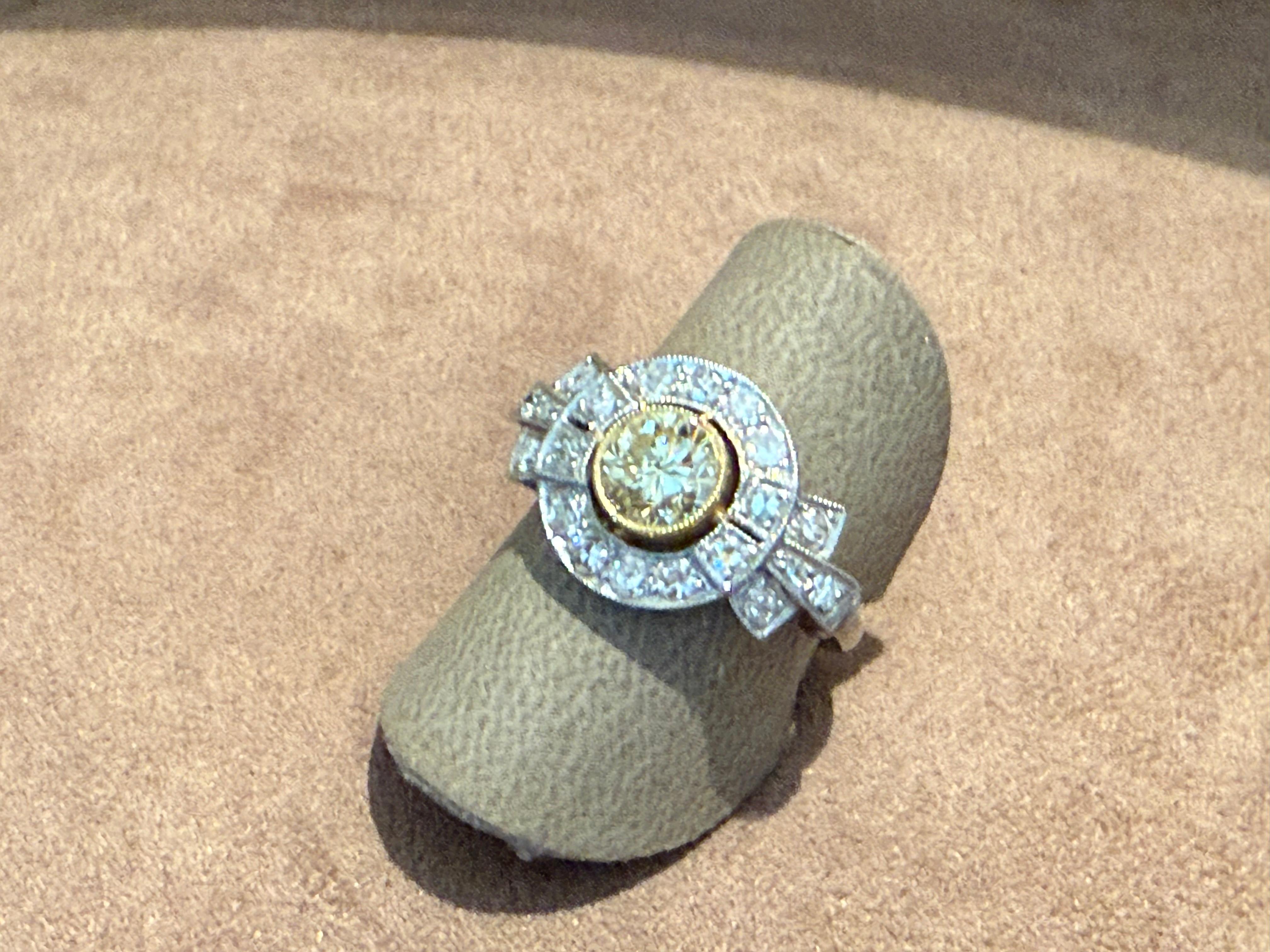 Edwardiano  Anello di fidanzamento con diamante aureolato in platino 950 fancy light yellow in vendita 1