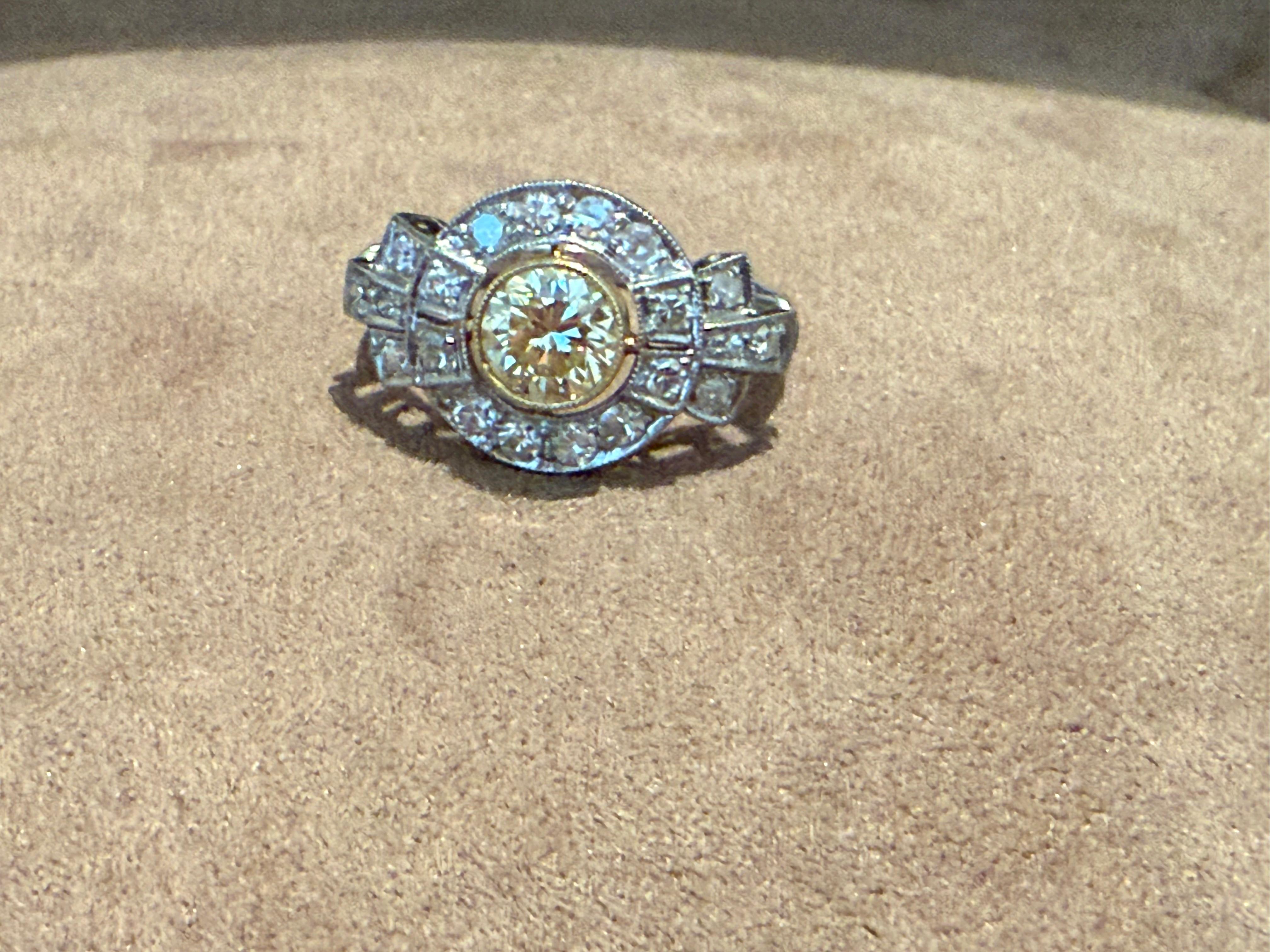 Edwardiano  Anello di fidanzamento con diamante aureolato in platino 950 fancy light yellow in vendita 2