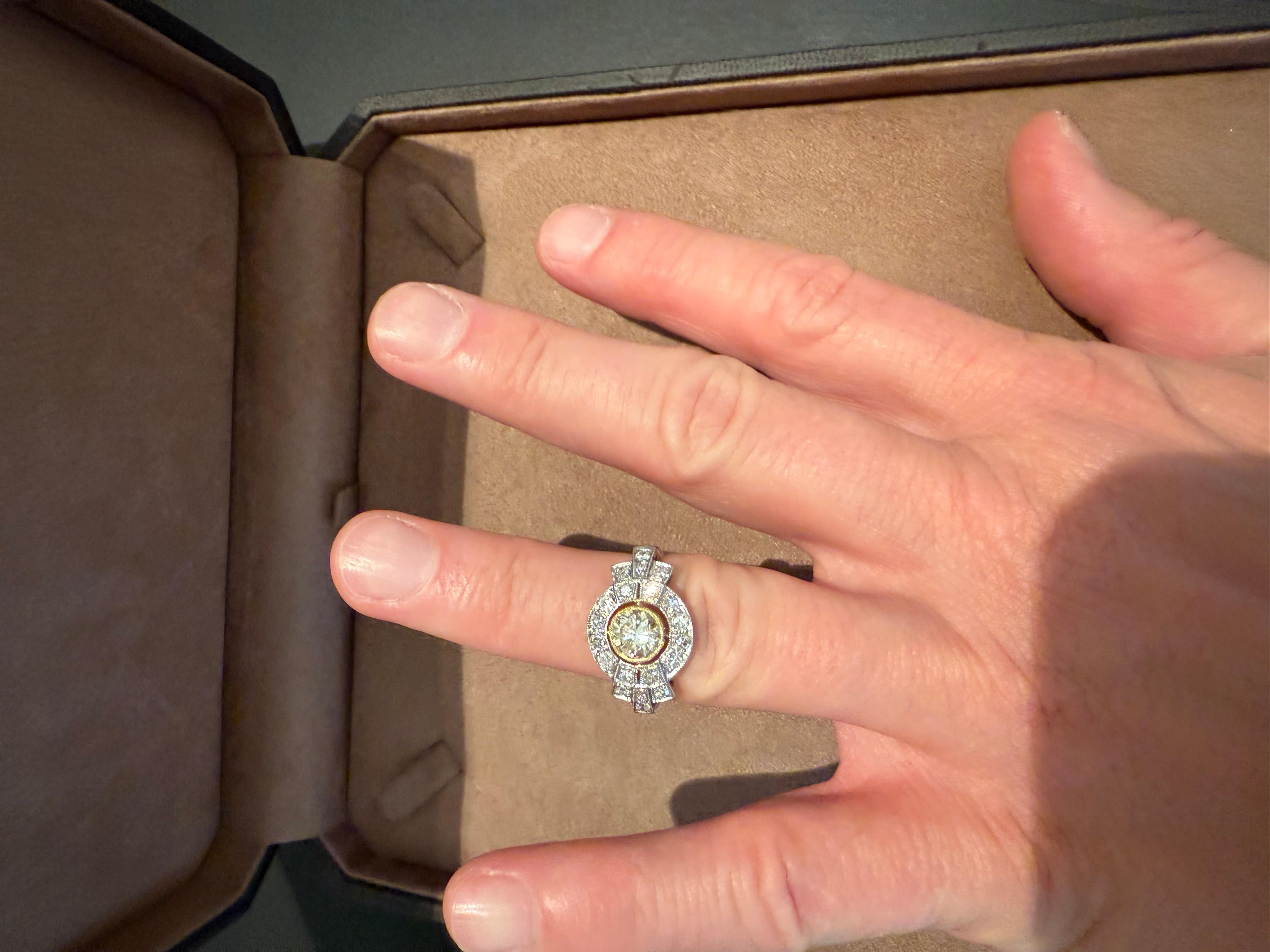 Edwardiano  Anello di fidanzamento con diamante aureolato in platino 950 fancy light yellow in vendita 3