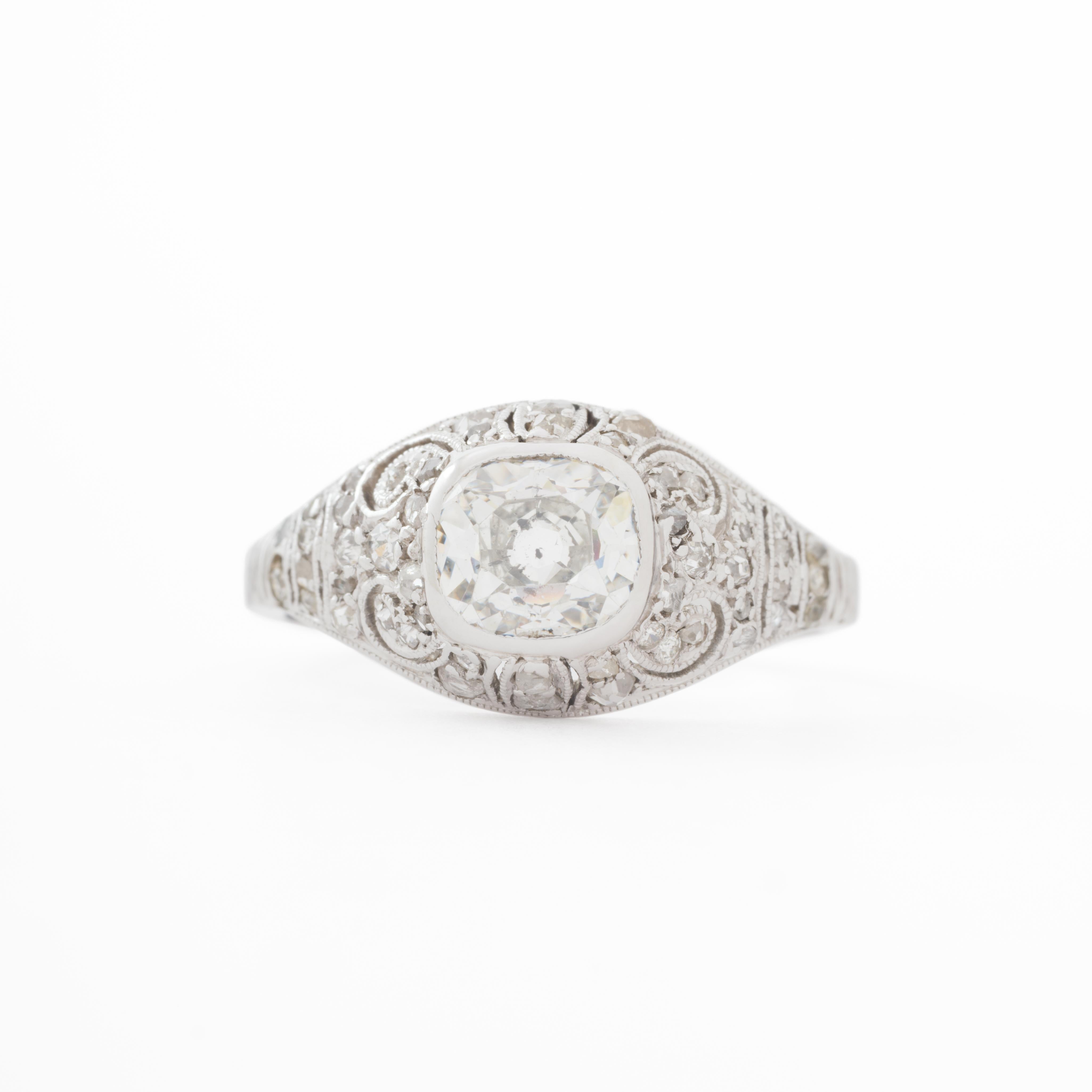 Taglio cuscino Anello edoardiano in platino e diamanti taglio cuscino da 1,0 carati in vendita