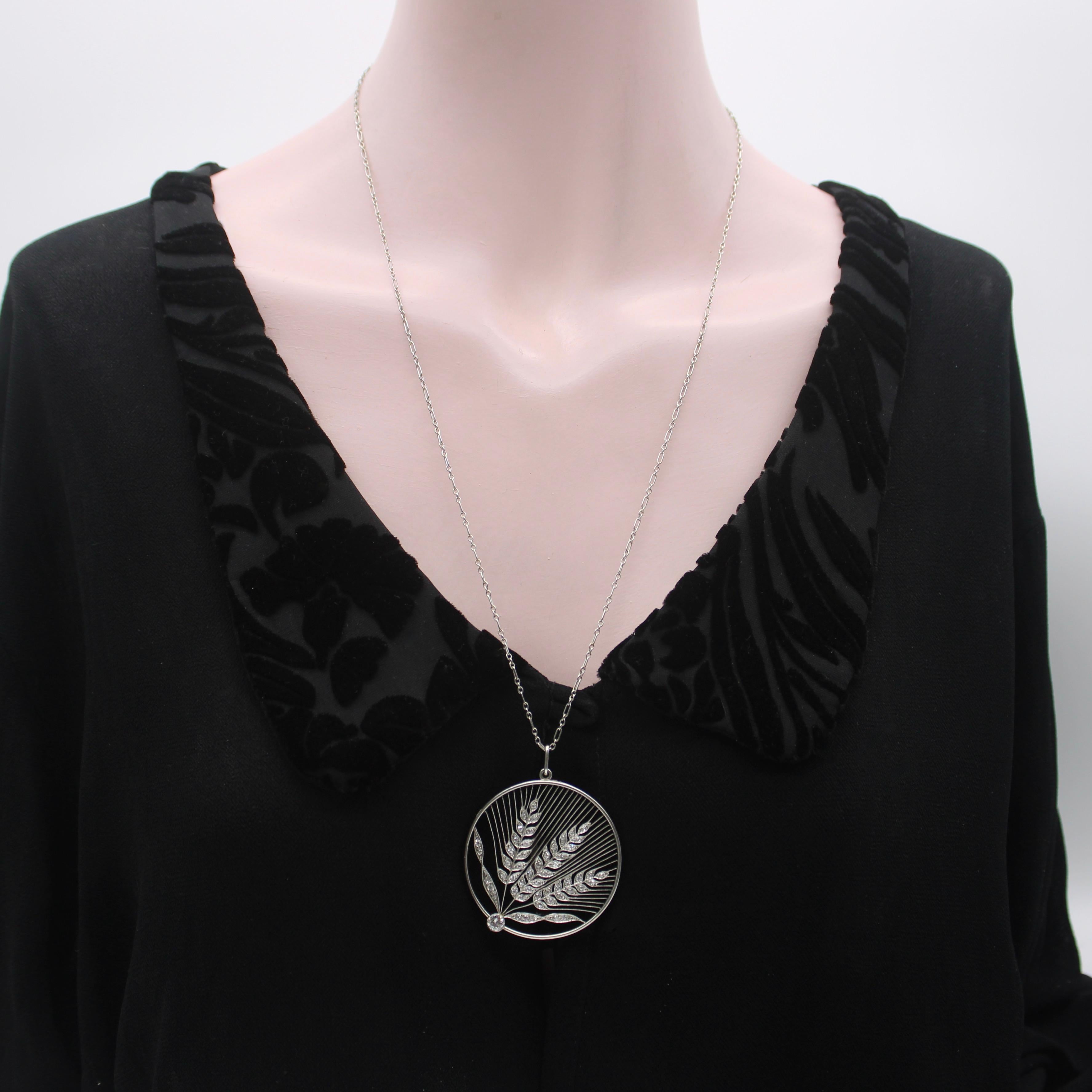 Collier édouardien en platine et or 18 carats avec pendentif en forme de blé ajouré et orné de diamants en vente 4