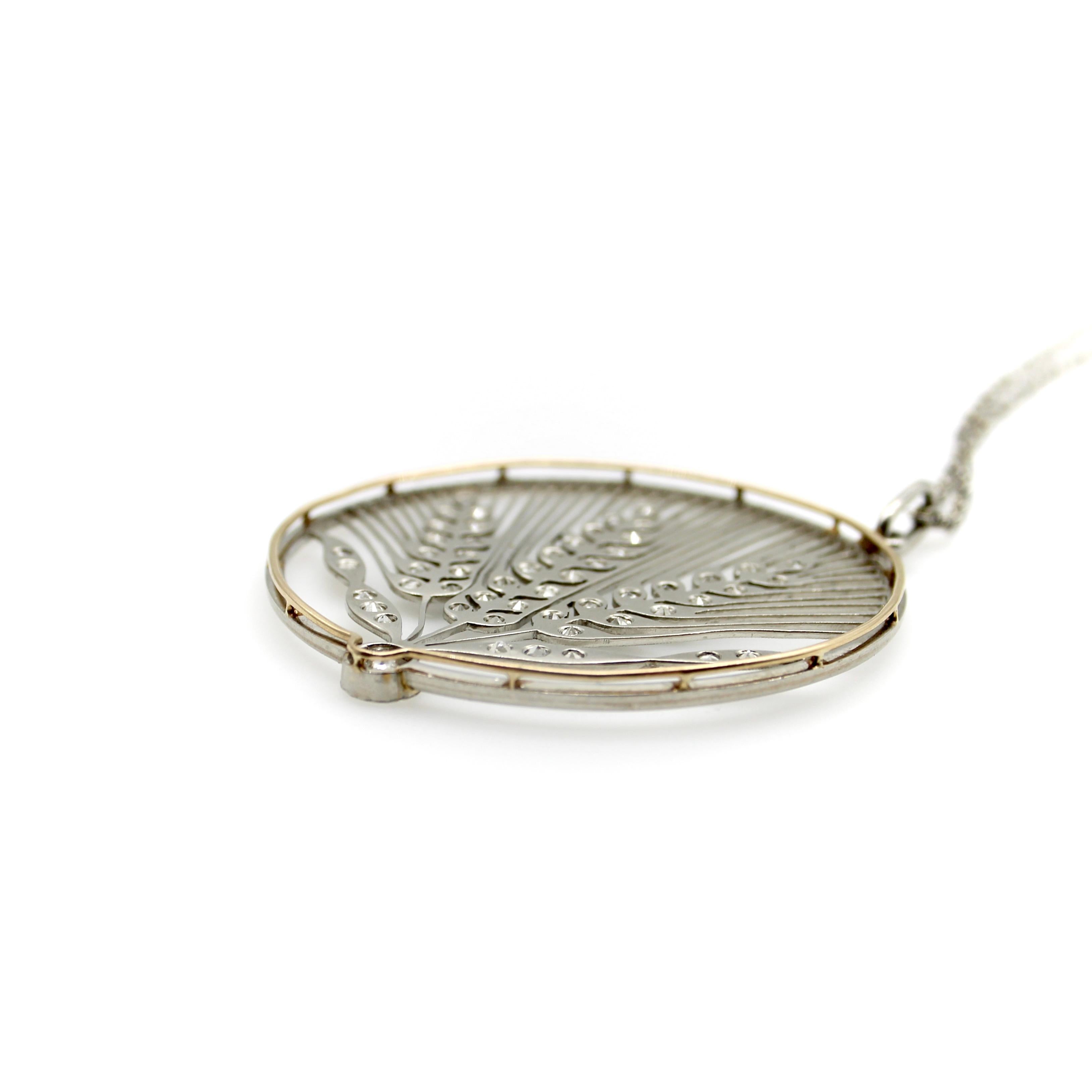 Collier édouardien en platine et or 18 carats avec pendentif en forme de blé ajouré et orné de diamants en vente 2