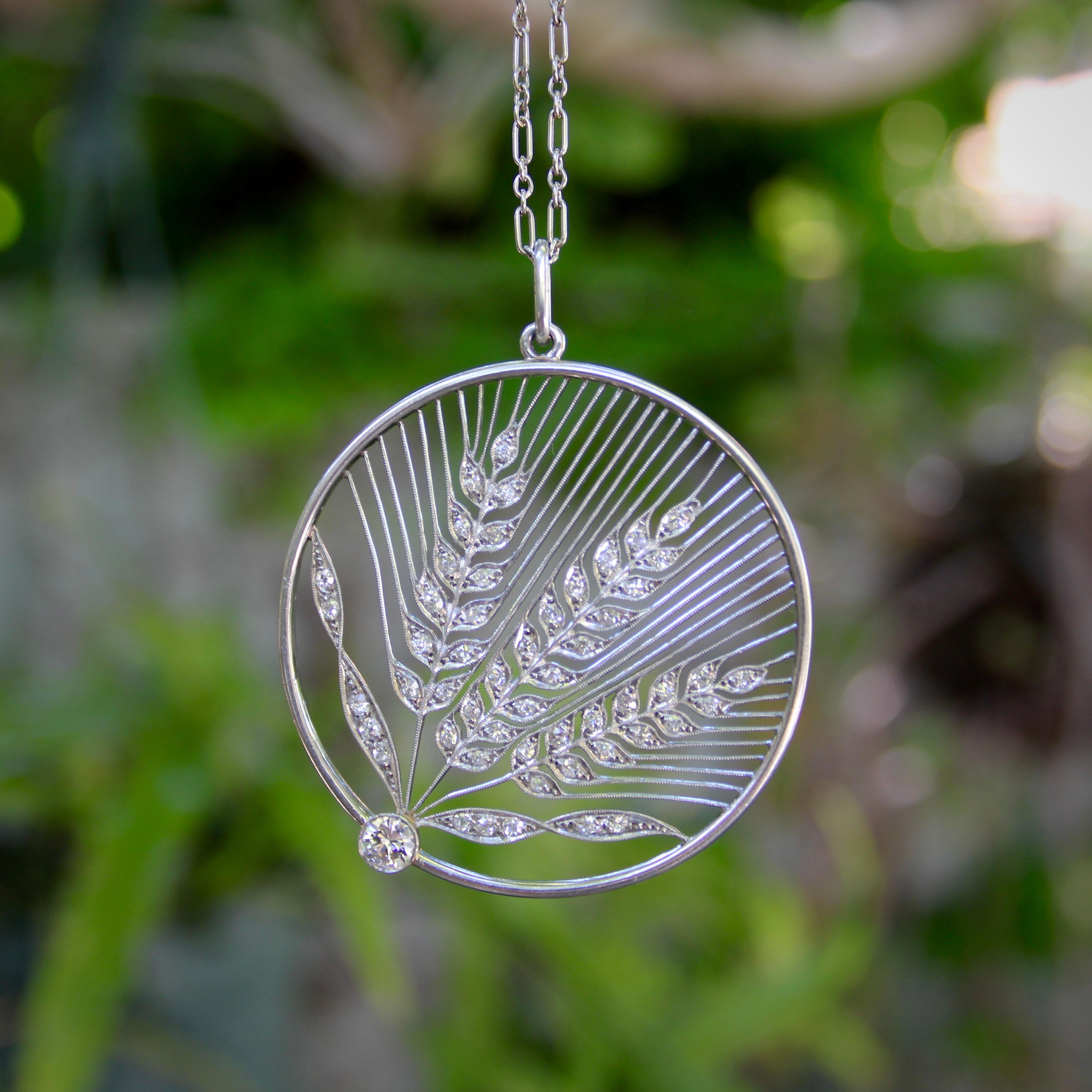 Collier édouardien en platine et or 18 carats avec pendentif en forme de blé ajouré et orné de diamants en vente 3