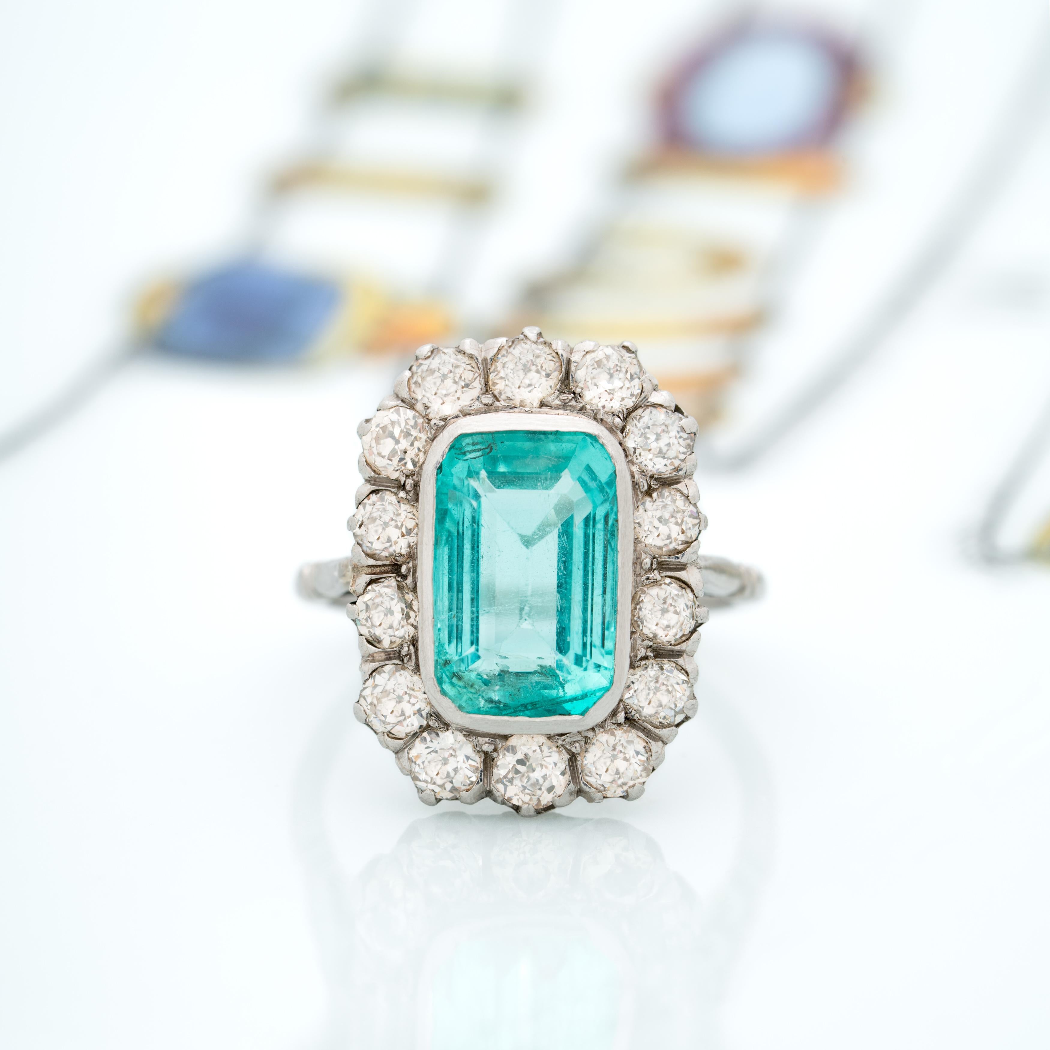 Edwardian Platinum and 4.5 Carat Colombian Emerald Ring and Diamond Ring For Sale 2