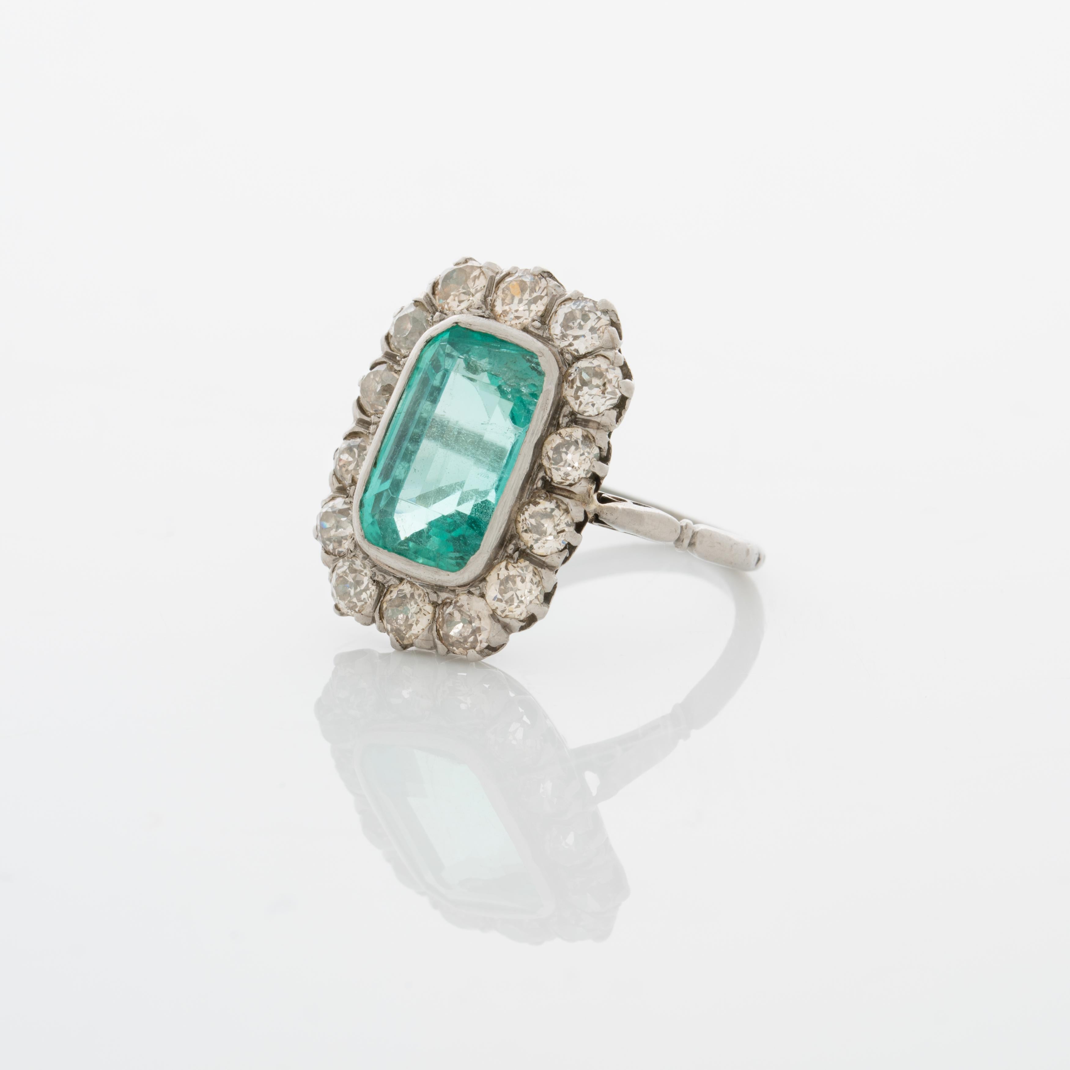 Edwardian Platinum and 4.5 Carat Colombian Emerald Ring and Diamond Ring In Excellent Condition For Sale In New York, NY