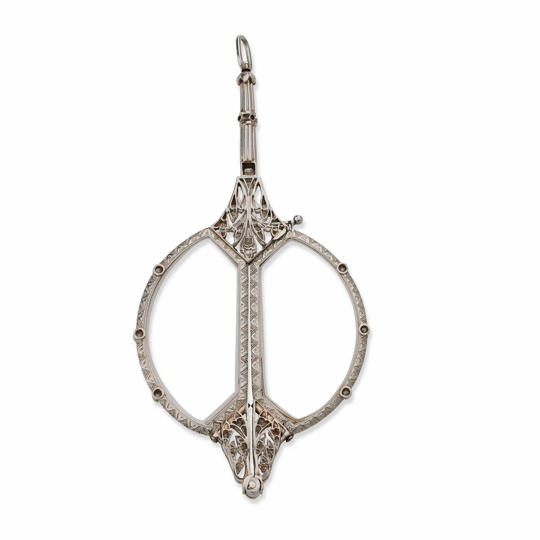 Edoardiano Ciondolo Lorgnette edoardiano in platino e diamanti in vendita