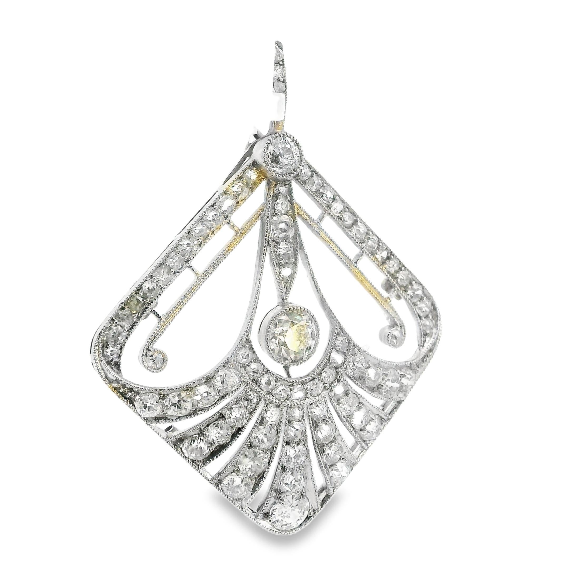 Ce magnifique pendentif de l'époque édouardienne est réalisé en platine avec 1,5 carats de diamants de taille mixte. Les diamants se composent de diamants de taille européenne ancienne et de taille mine, de diamants de taille ronde et de diamants de